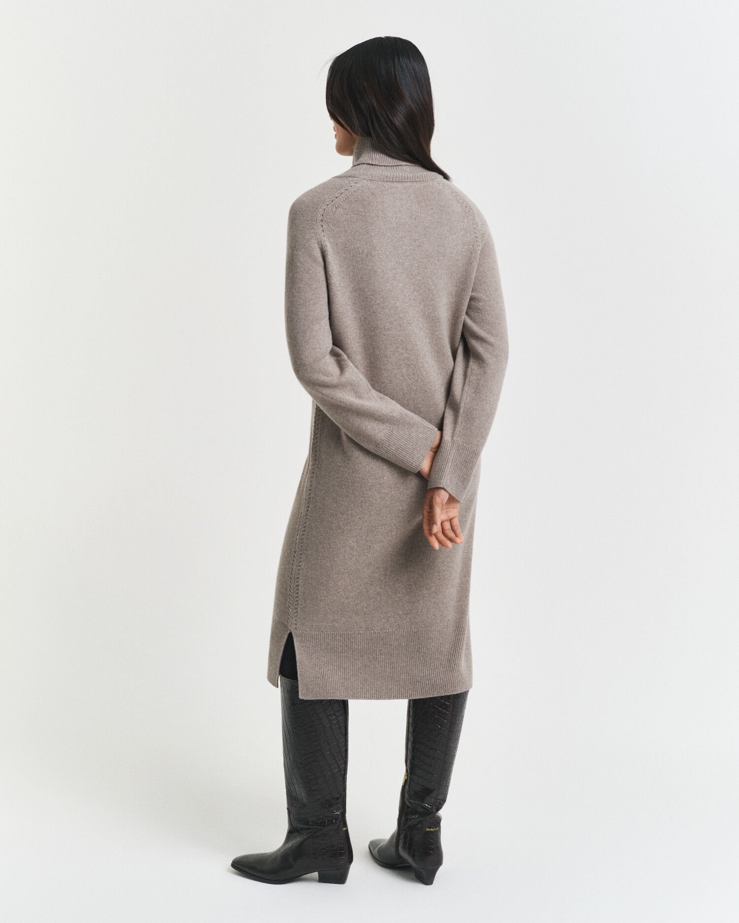 Kjole med rullekrave og strikdetaljer