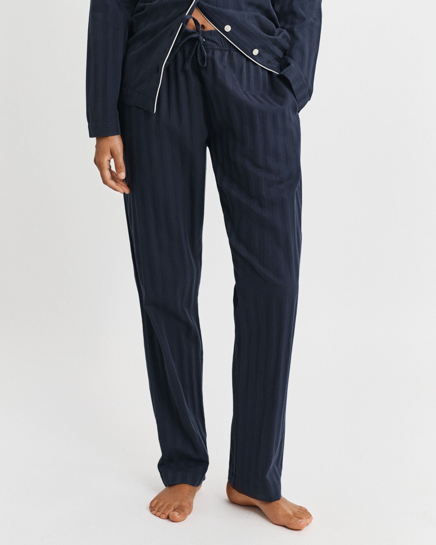 Pyjamassæt af satin med striber i gaveæske