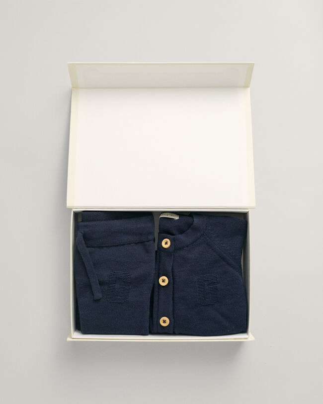 Baby gaves&aelig;t med cardigan og bukser