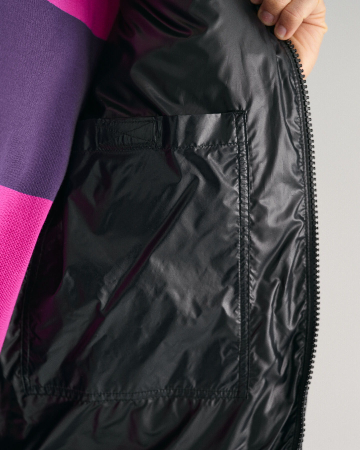 Skinnende pufferjakke med dun