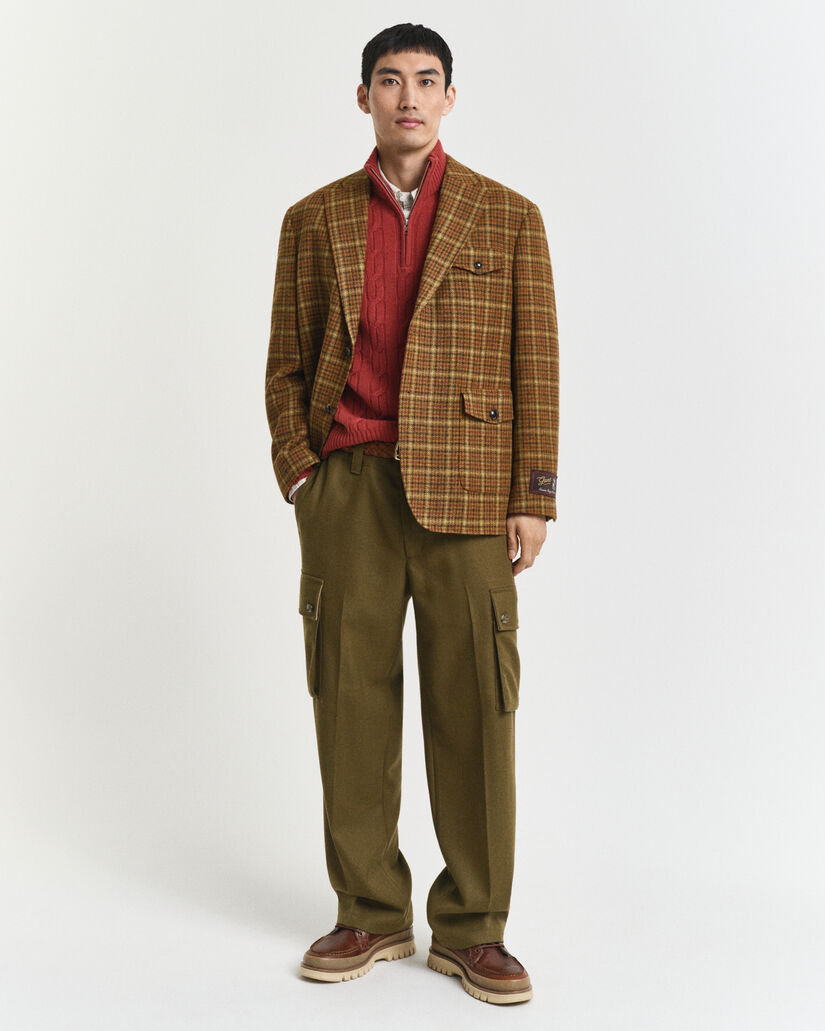 Kabelstrikket sweater af lammeuld med halv lynl&aring;s