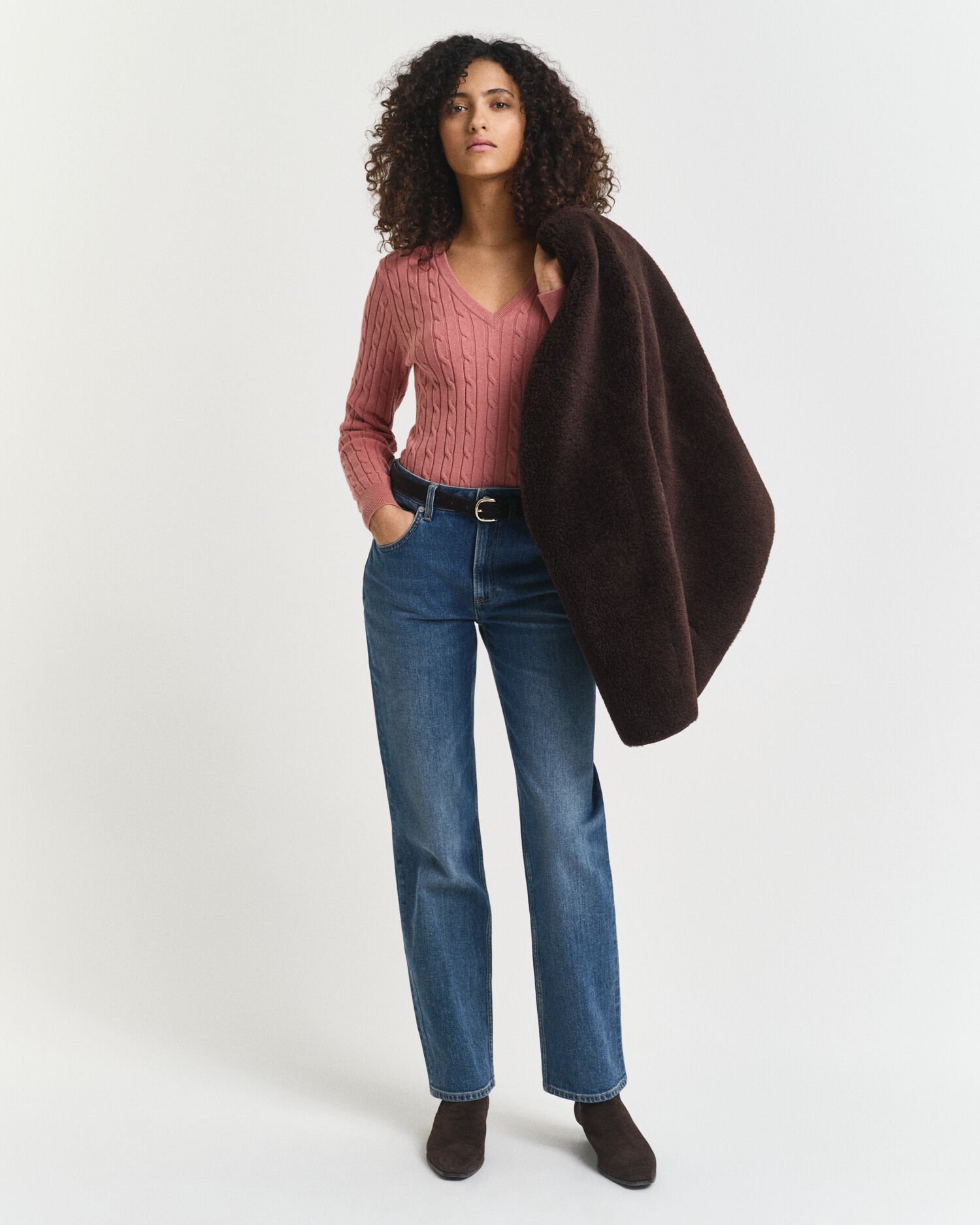 Kabelstrikket sweater med V-hals