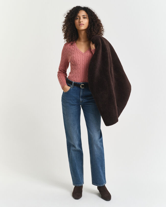 Kabelstrikket sweater af strækbomuld med V-hals