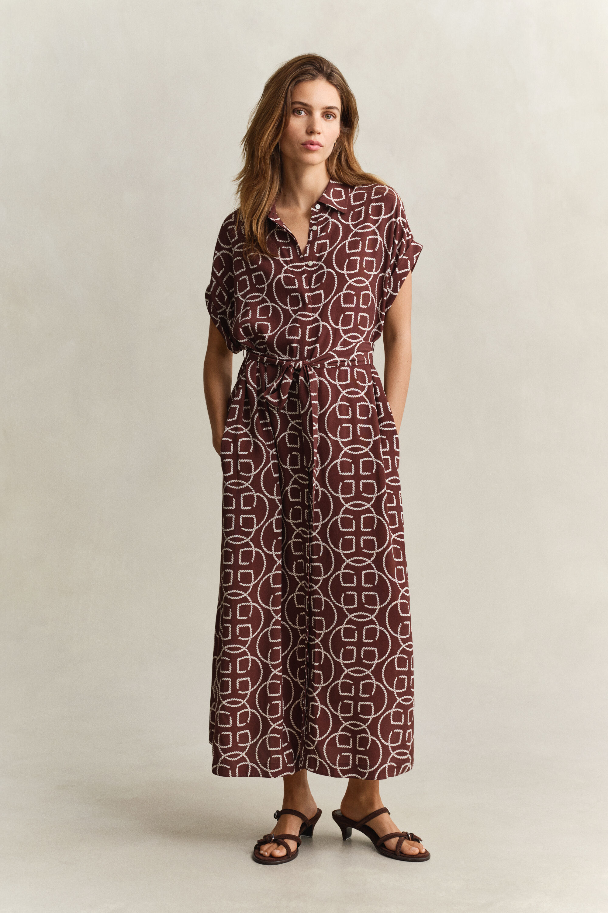 Monogram kjole med korte ærmer