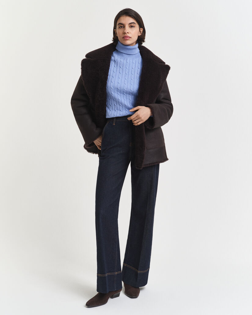 Kabelstrikket sweater af strækbomuld med rullekrave