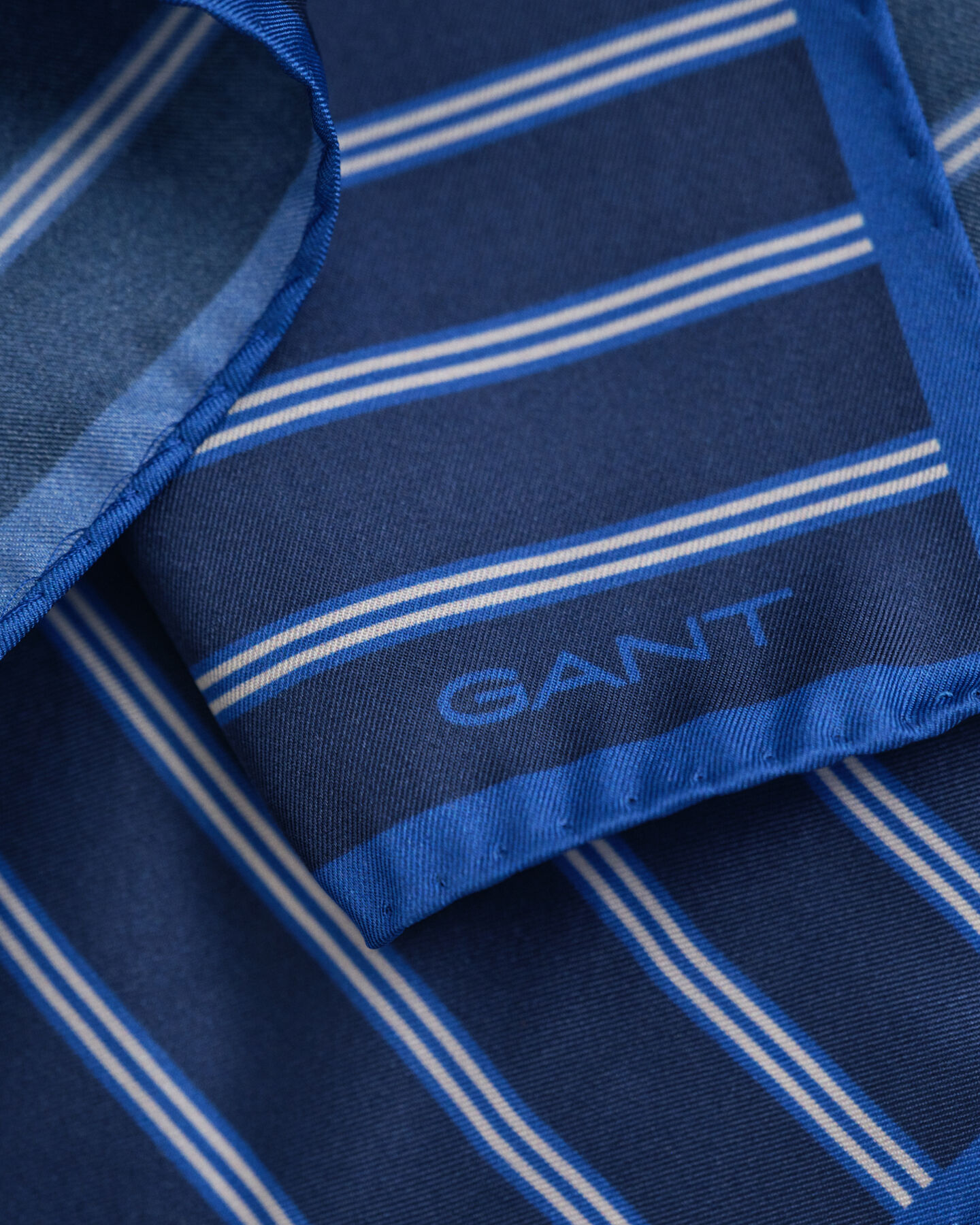 Stribet lommetørklæde