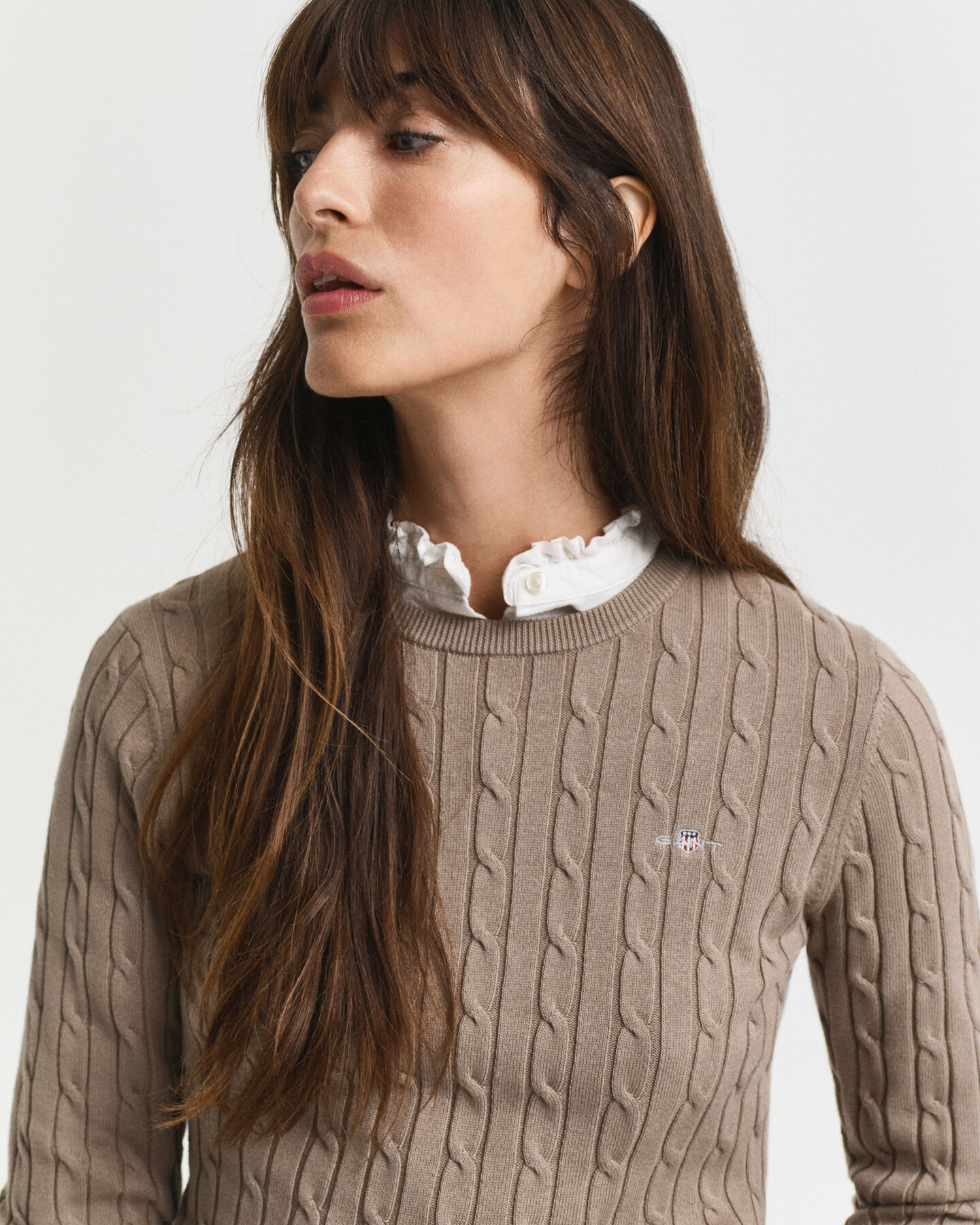 Crewneck sweater af strækbomuld med kabelstrik