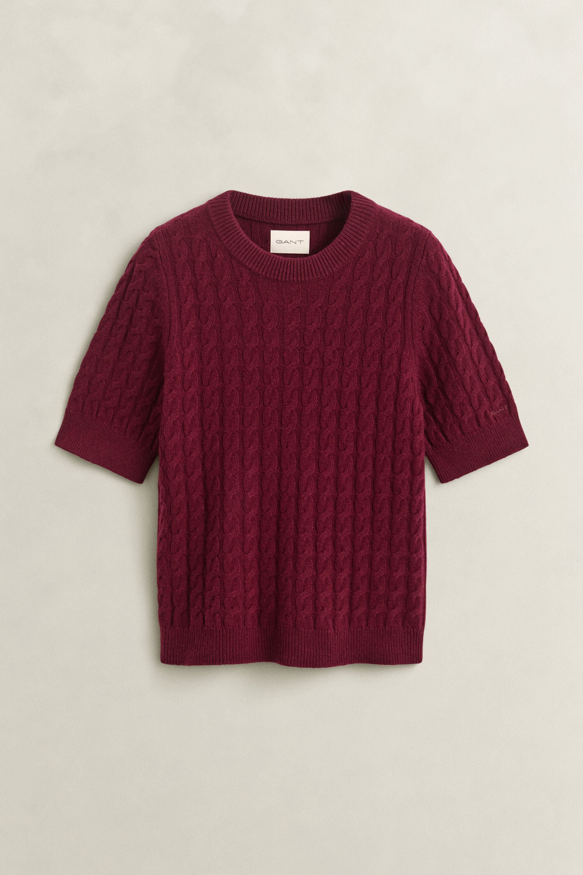 Kabelstrikket sweater i uld og kashmir med korte ærmer
