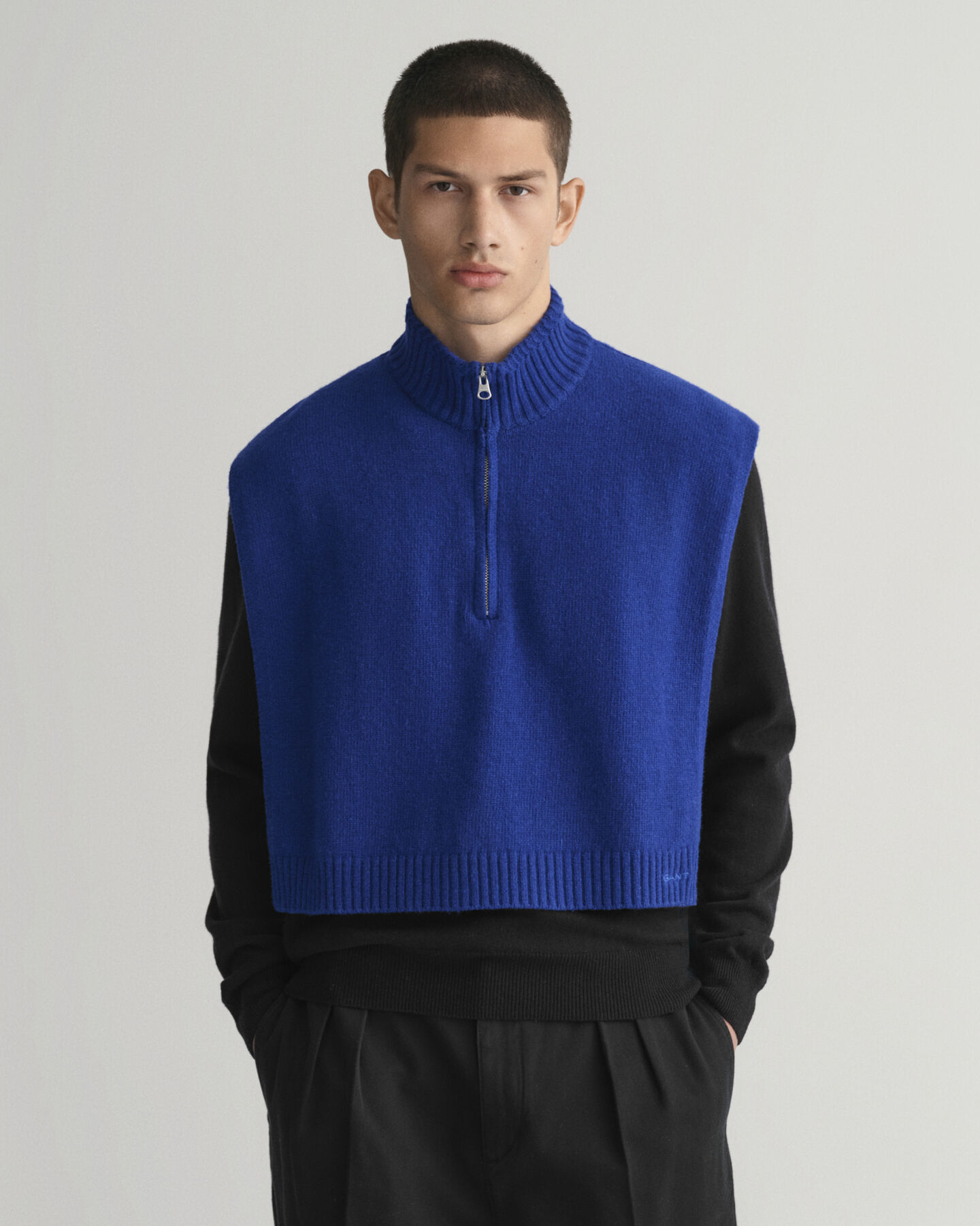 Uldstrikket forstykke med lynlås