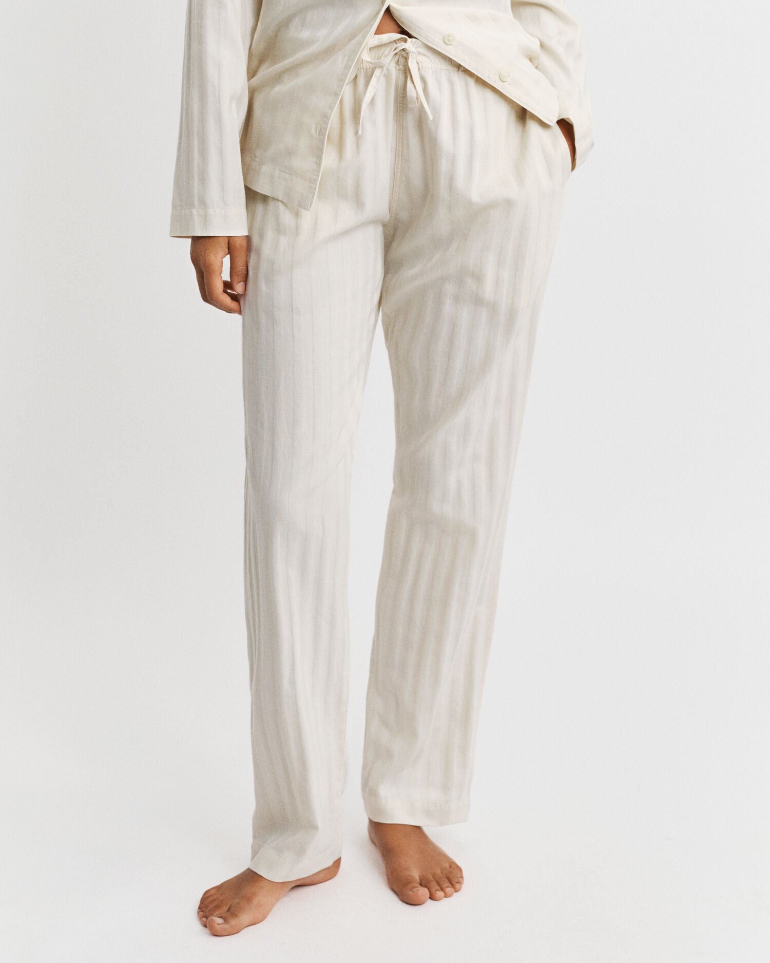 Pyjamassæt af satin med striber i gaveæske