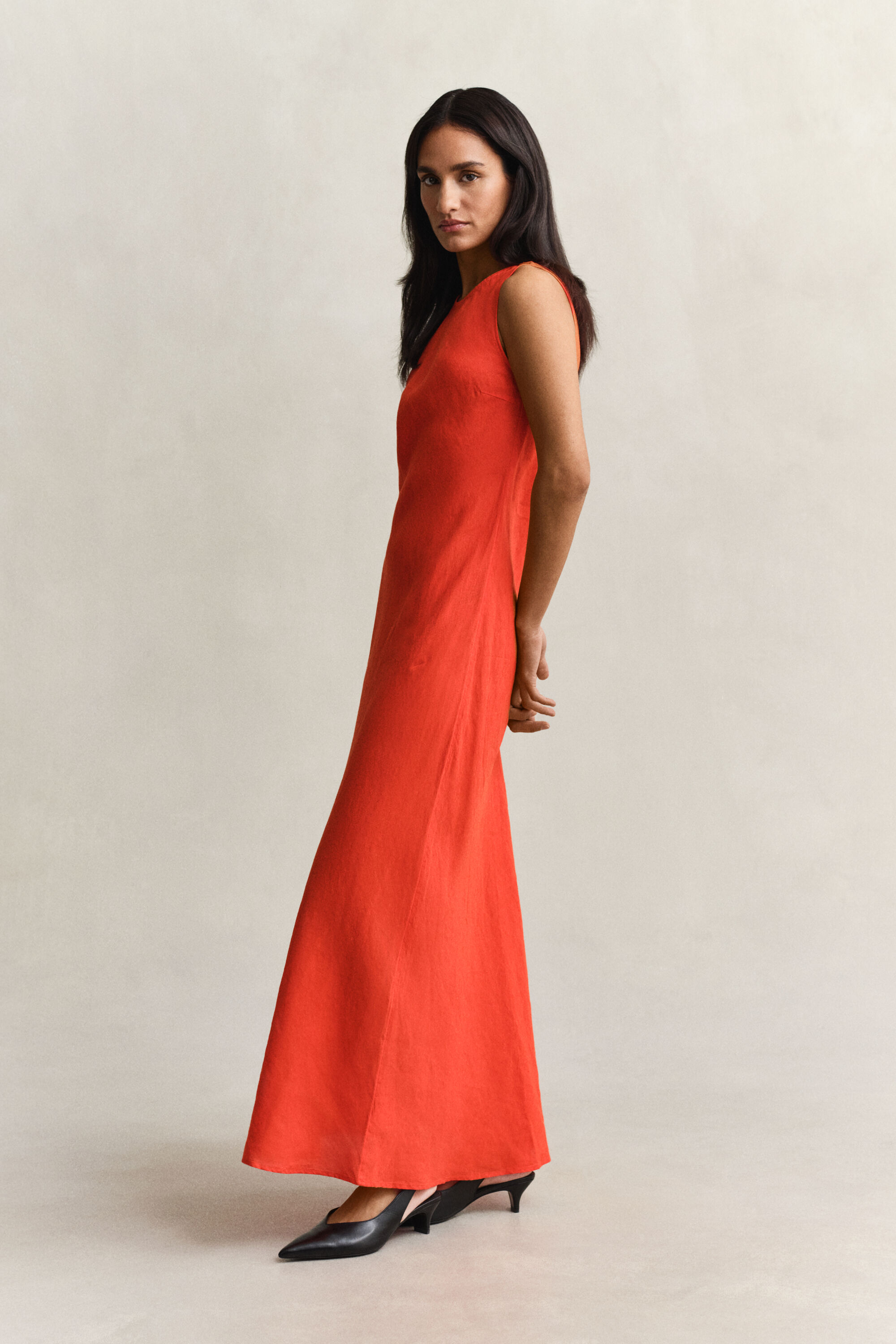 Midi kjole i hør med skråsnit