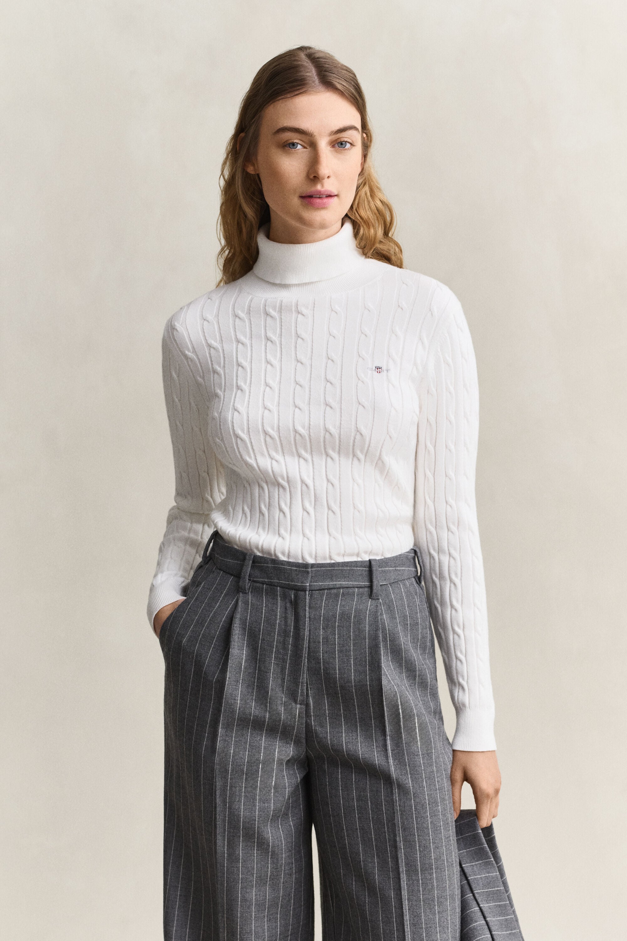 Kabelstrikket sweater af strækbomuld med rullekrave