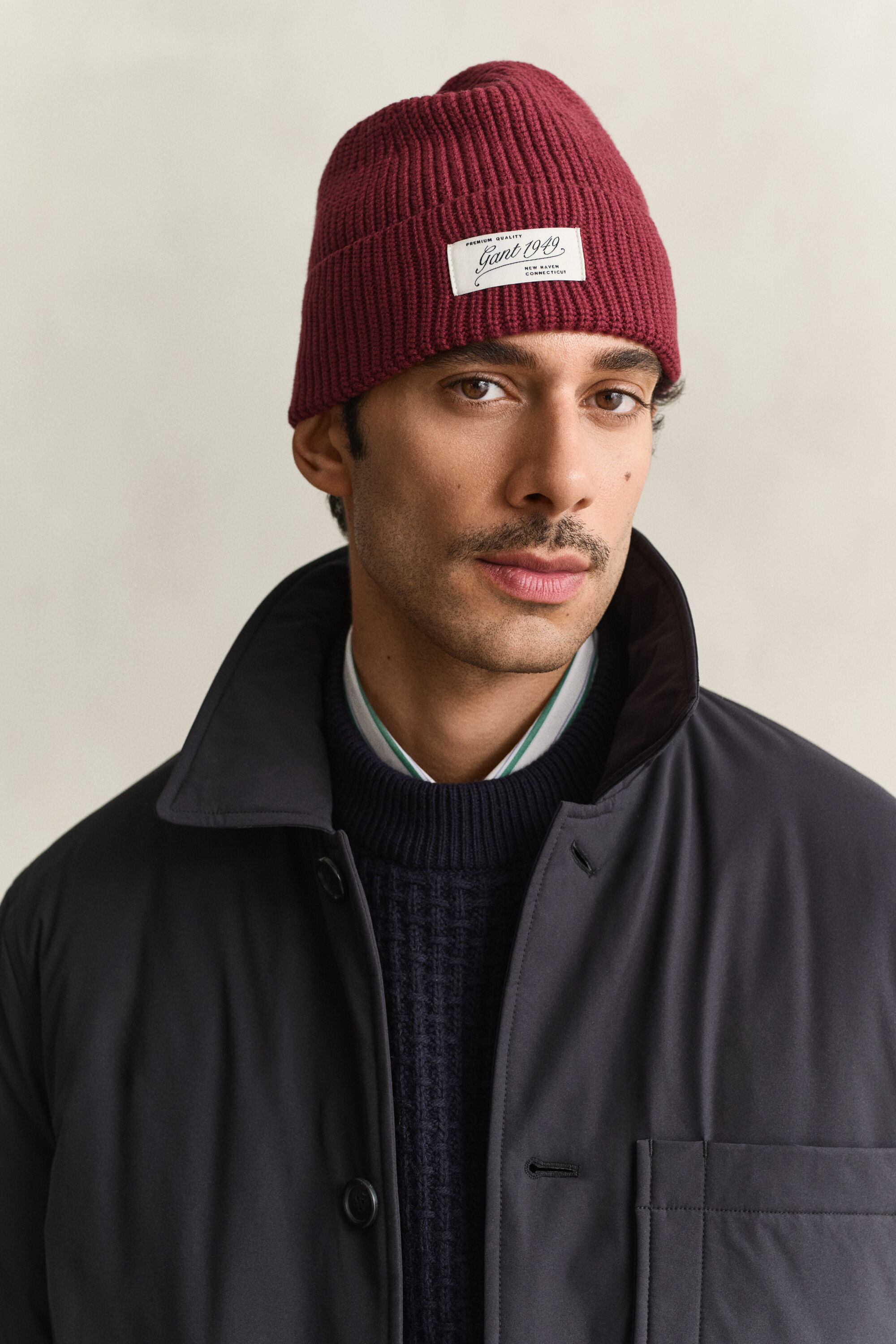 Ribstrikket beanie med logo
