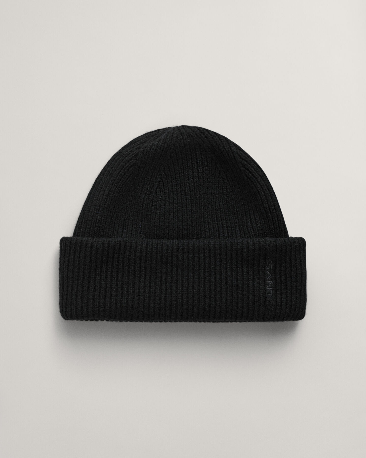 Ribstrikket beanie af uld