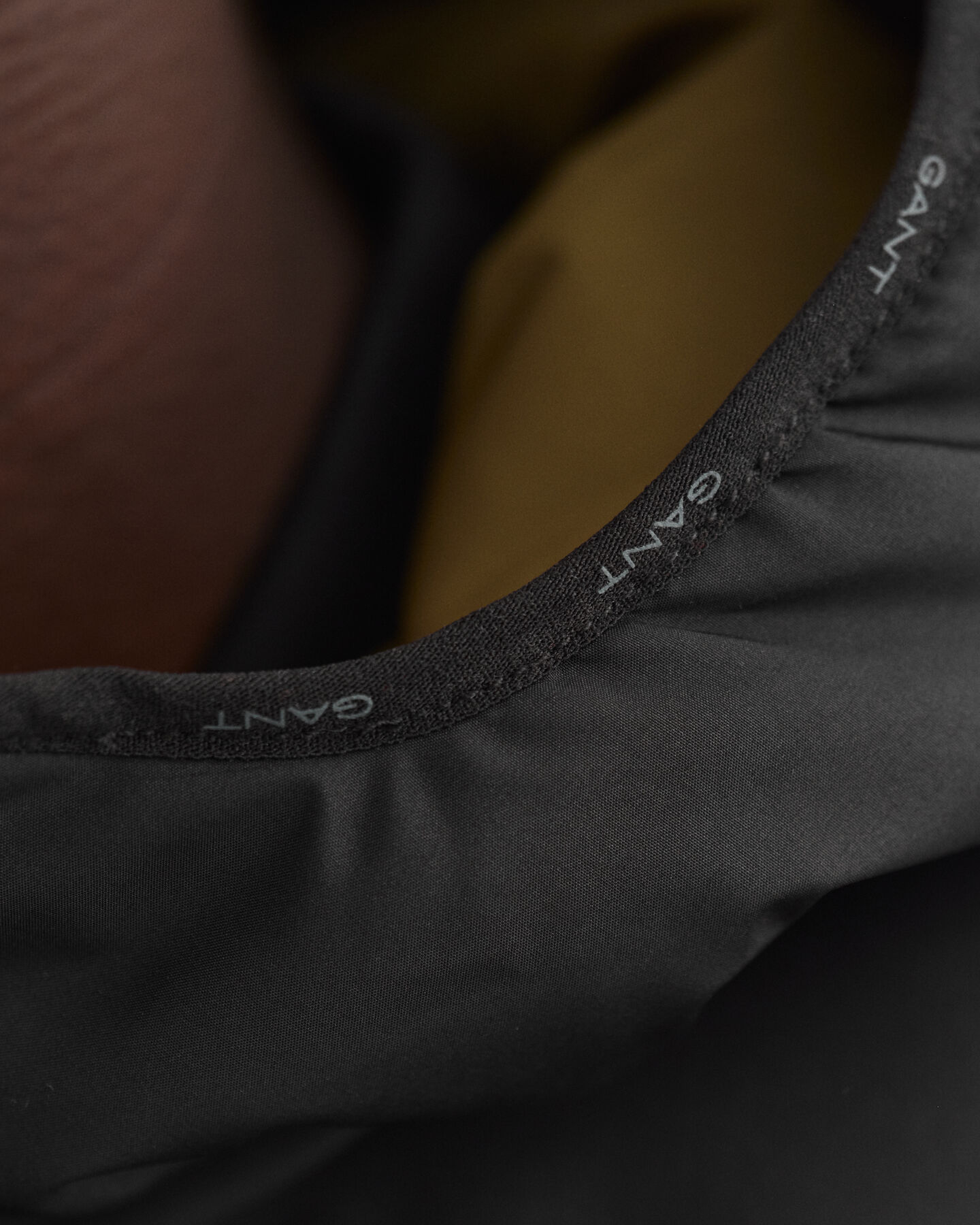 Vendbar jakke med h&aelig;tte