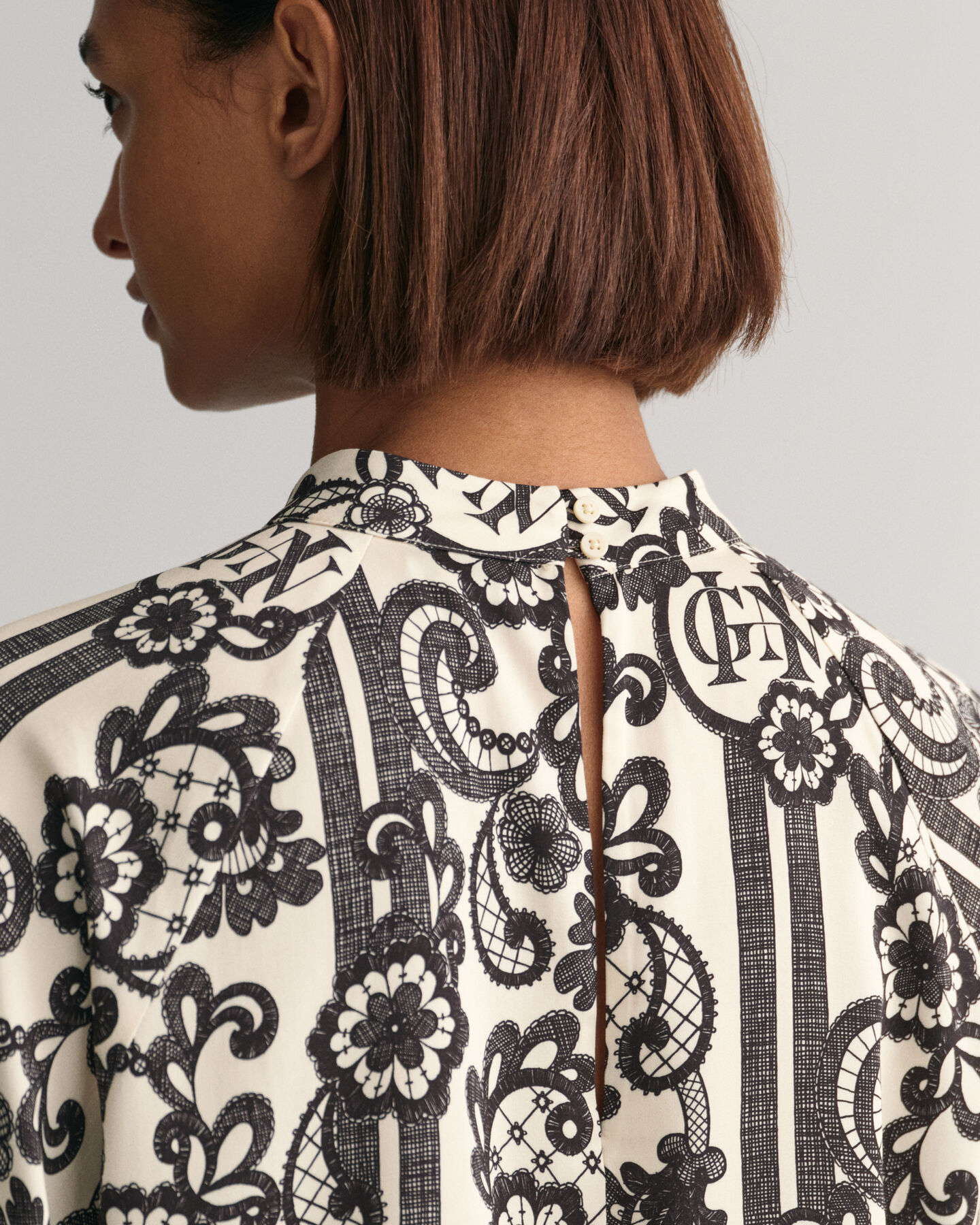 Lace Print bluse med rullekrave