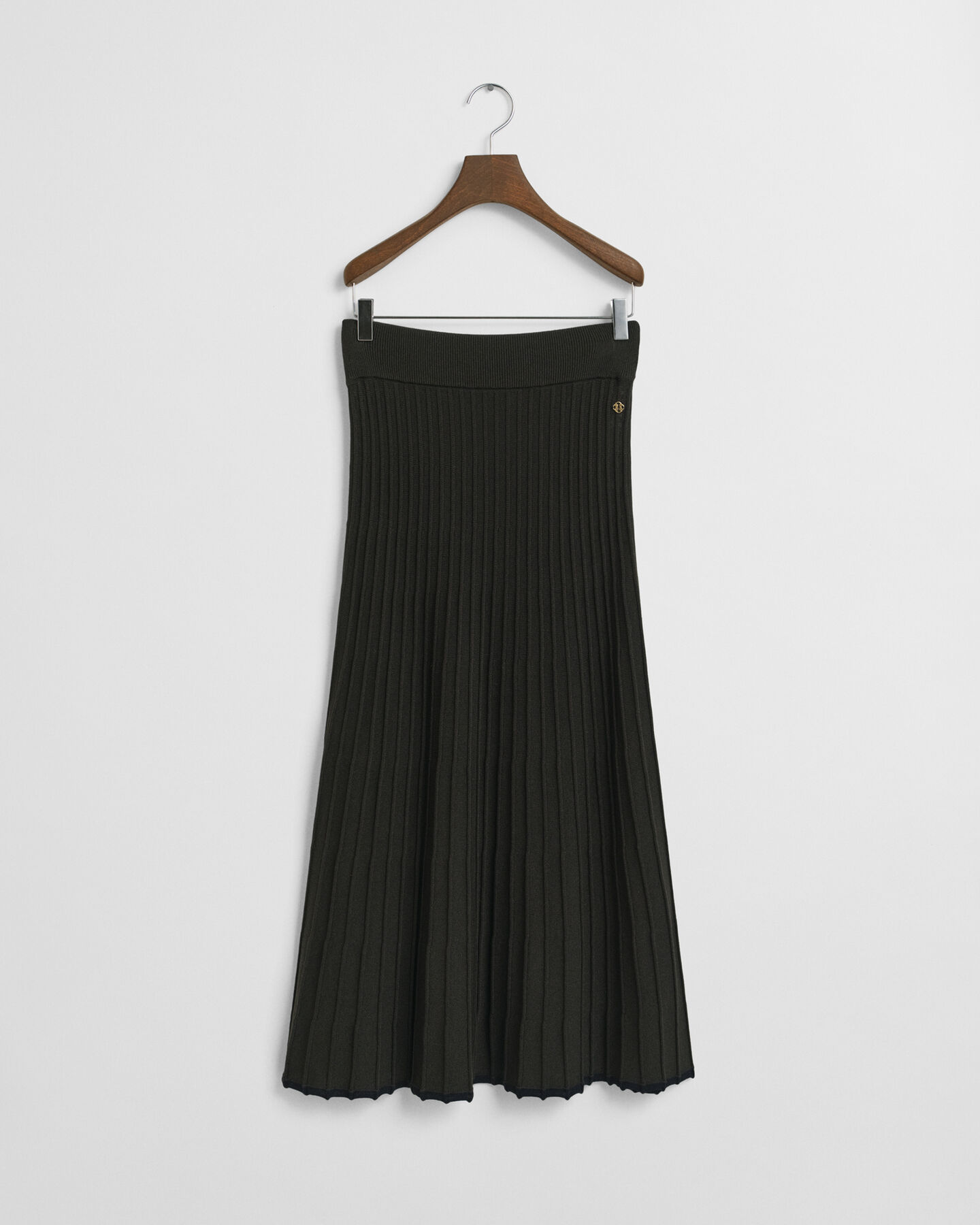 Kontrastfarvet ribstrikket nederdel