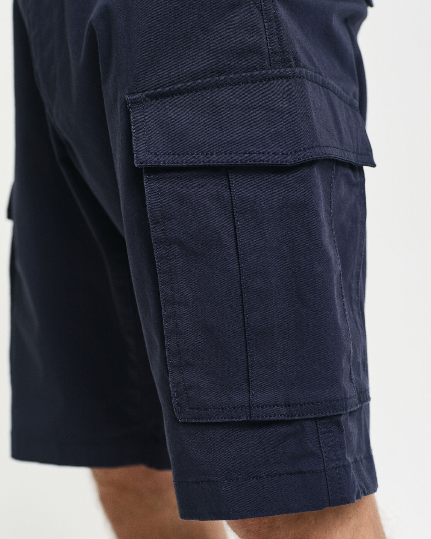 Relaxed fit cargoshorts af twill
