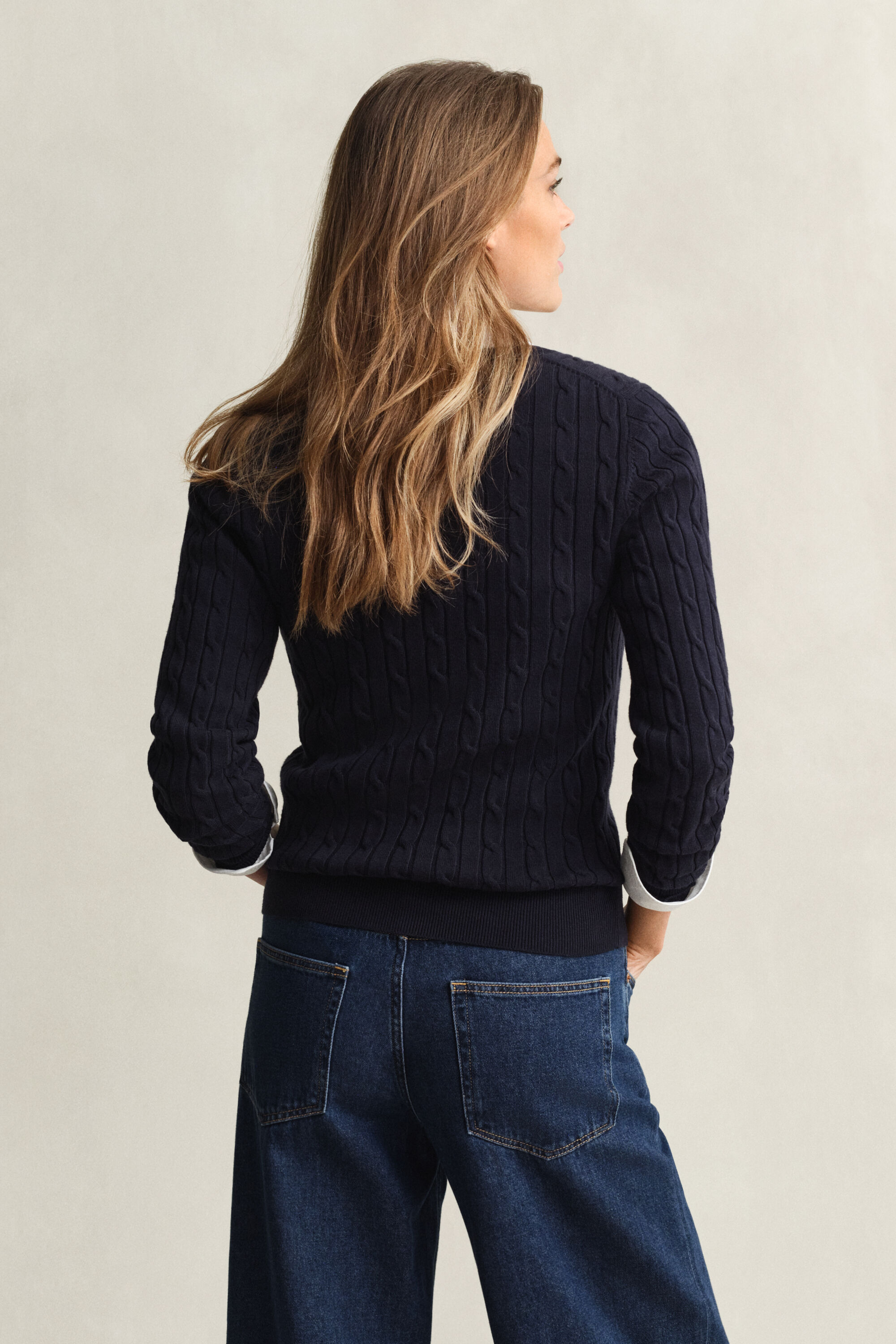 Kabelstrikket sweater med V-hals