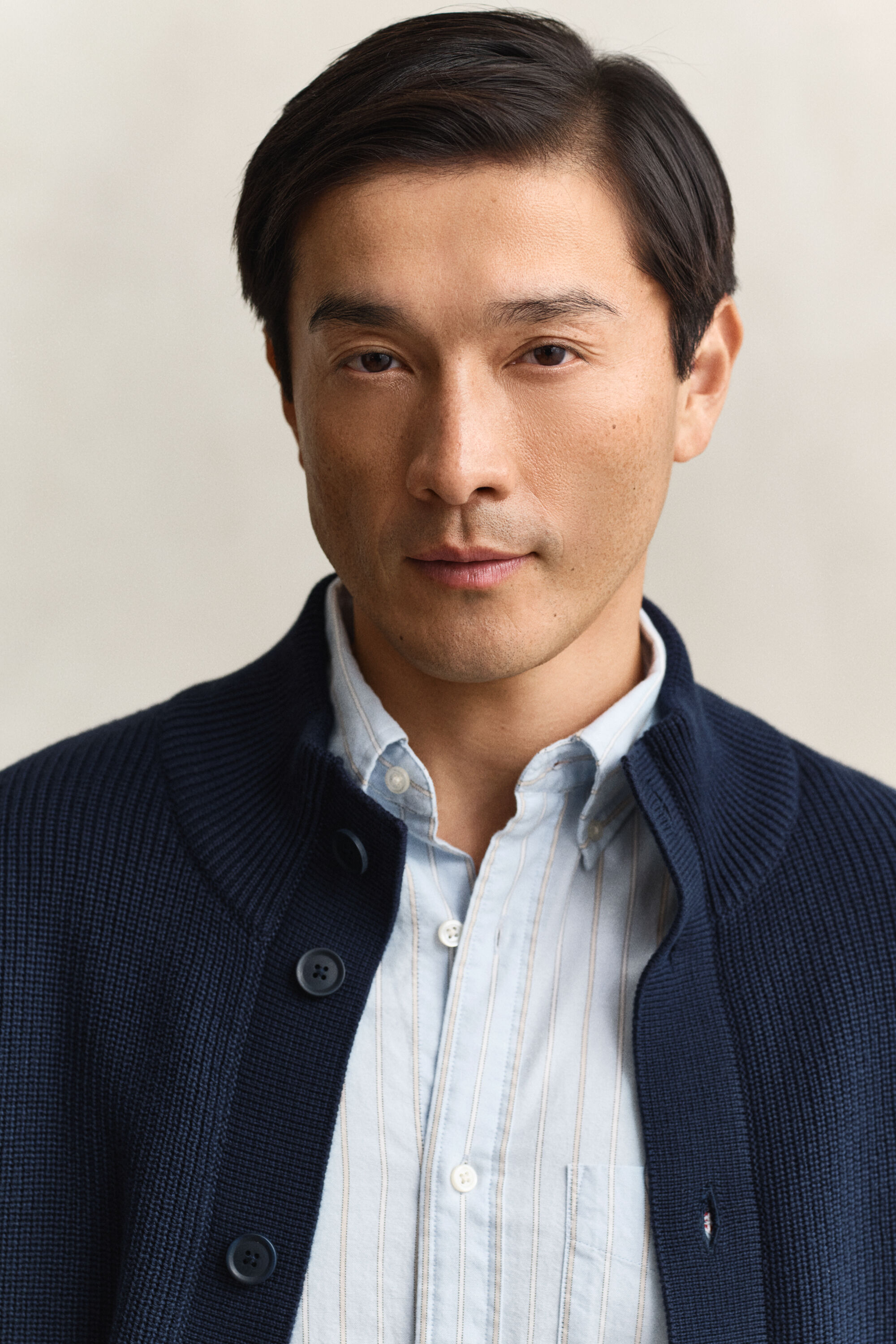 Ribstrikket cardigan med knapper