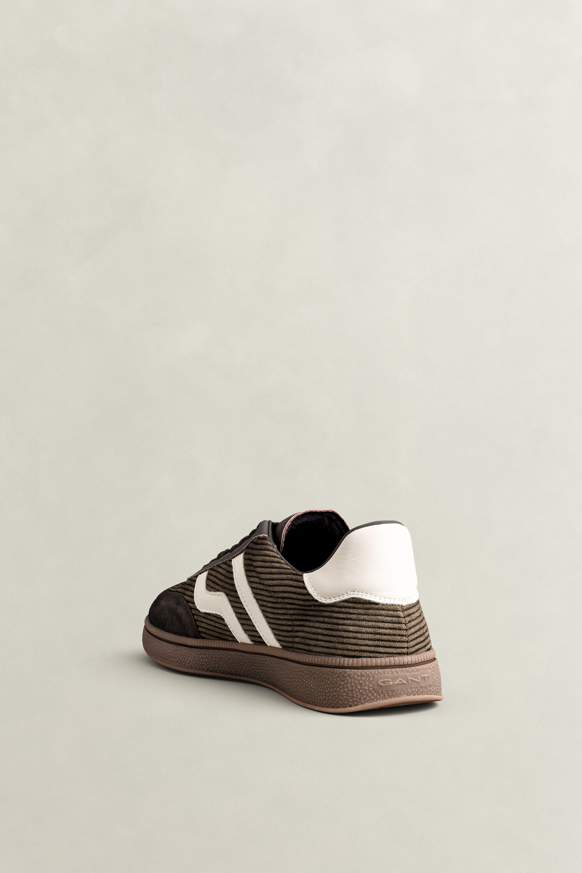 Cuzmo sneakers i jernbanefløjl