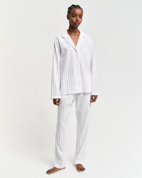 Gave&aelig;ske med pyjamass&aelig;t