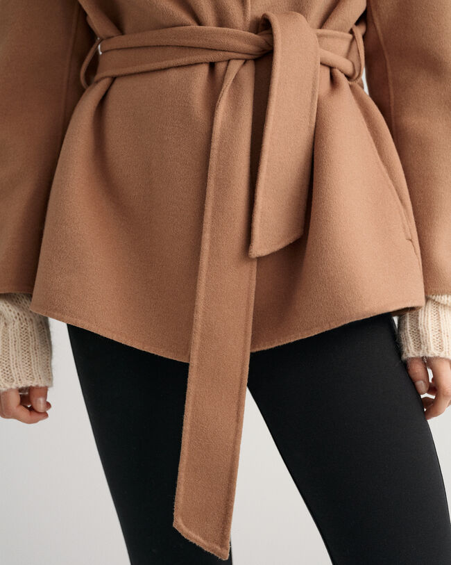 Håndsyet blazer med bælte