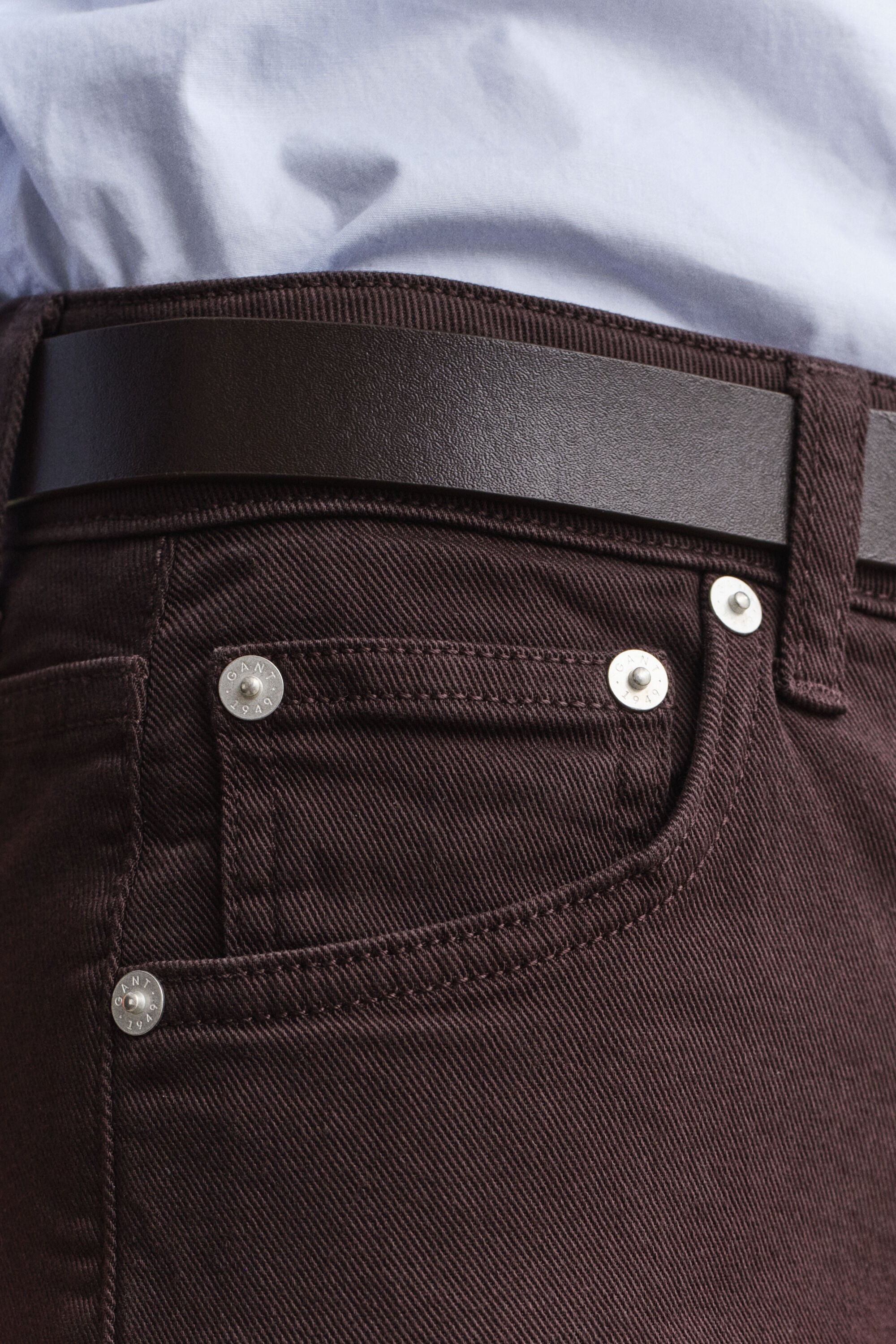 Slanke farvede jeans med svaj