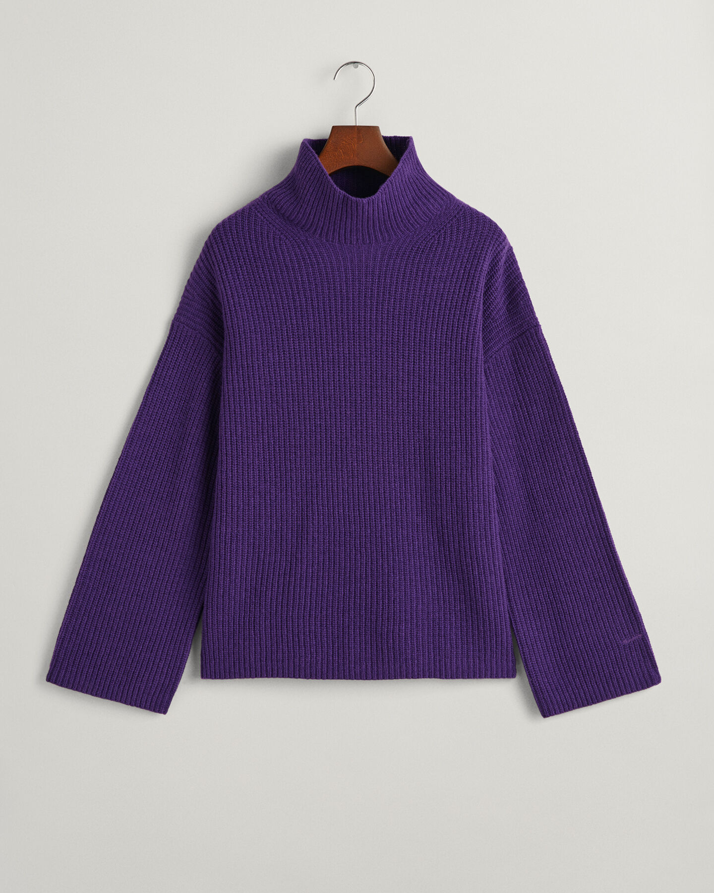 Ribstrikket sweater i uld med stående krave