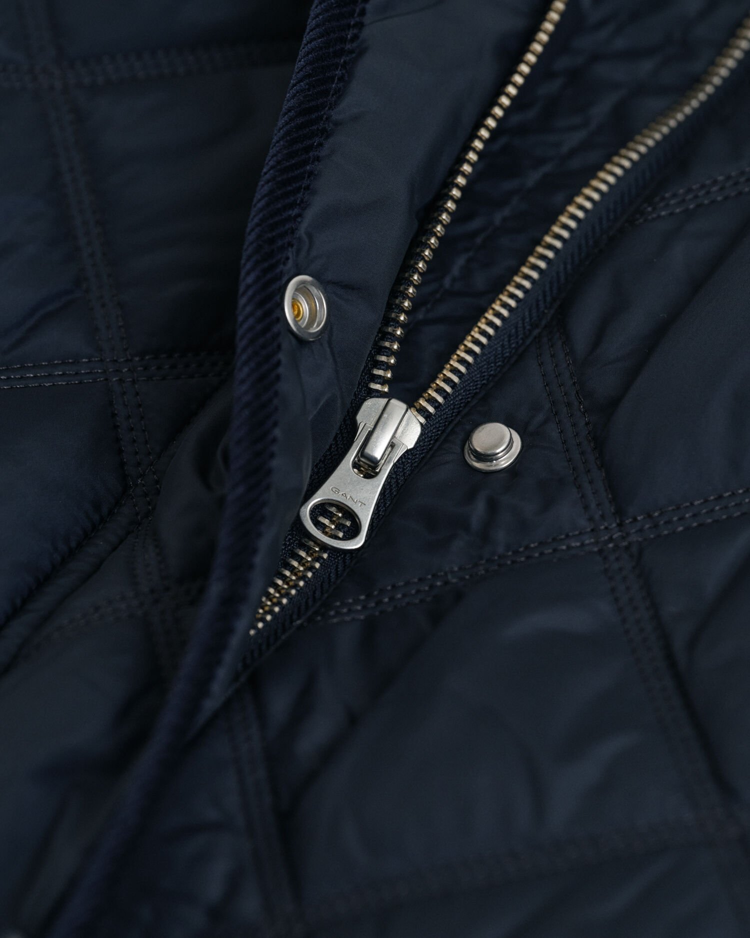 Quiltet frakke med kanter i jernbanefløjl