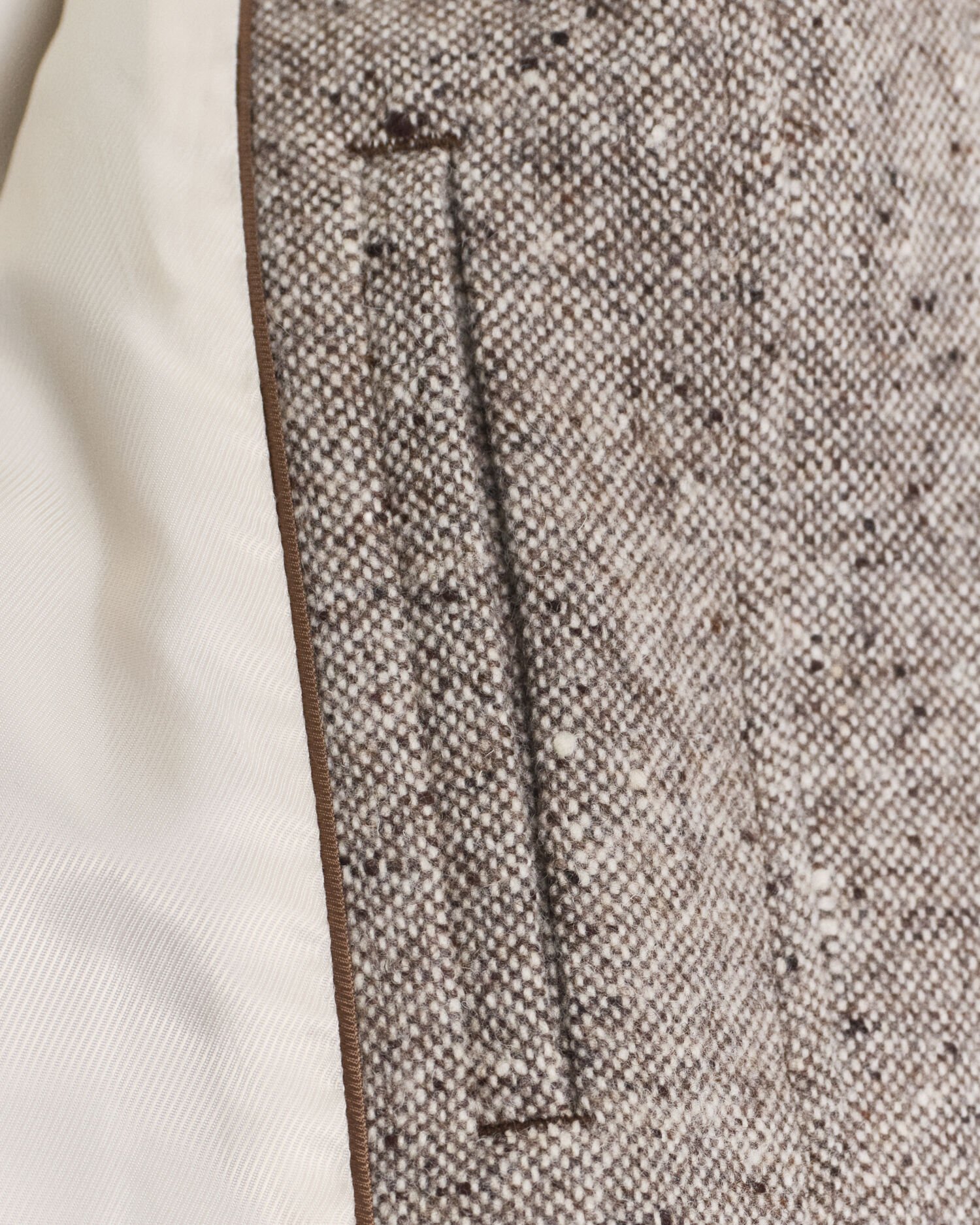 Uldjakke med kontrastfarvet krave