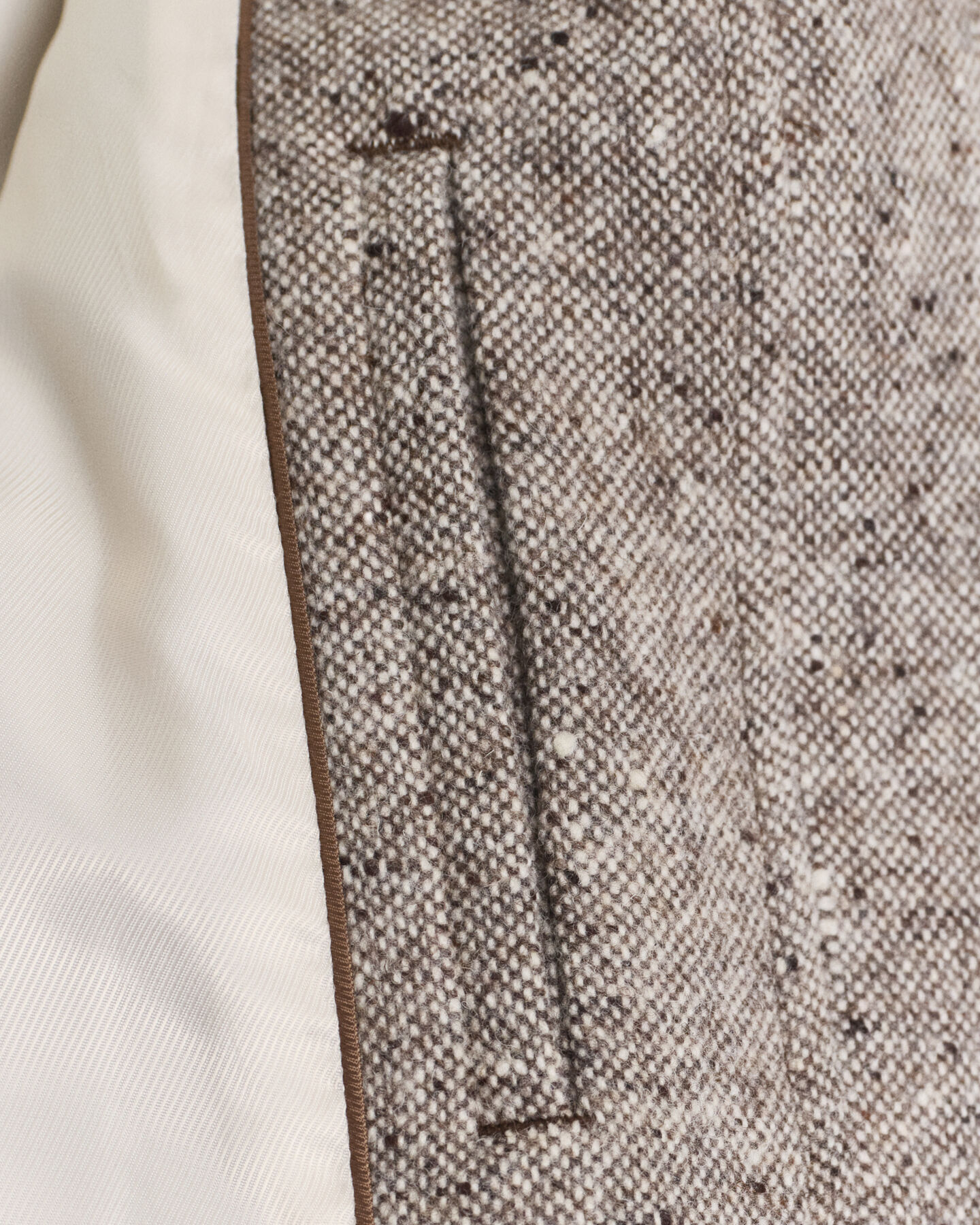 Uldjakke med kontrastfarvet krave