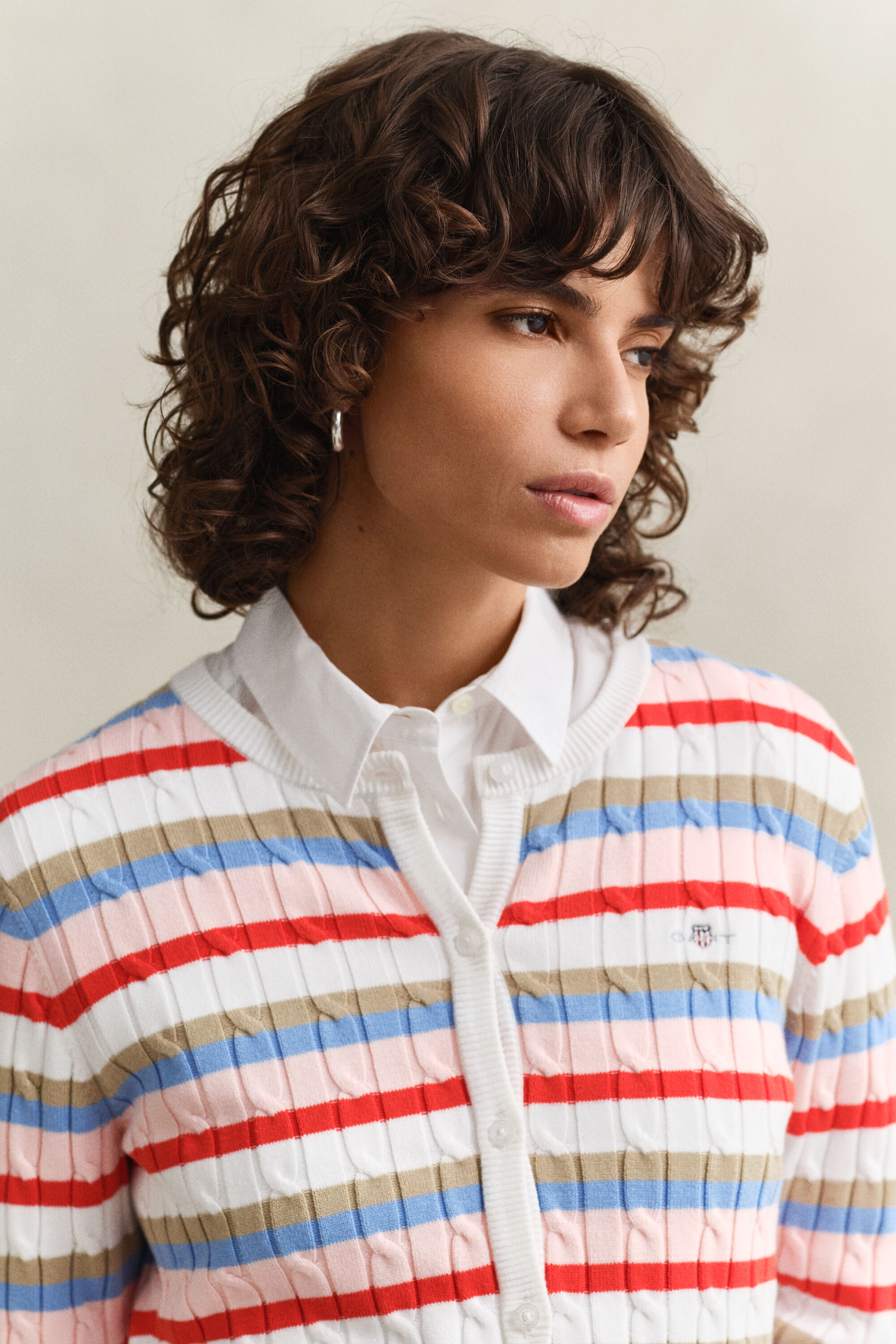 Stribet cardigan med kabelstrik