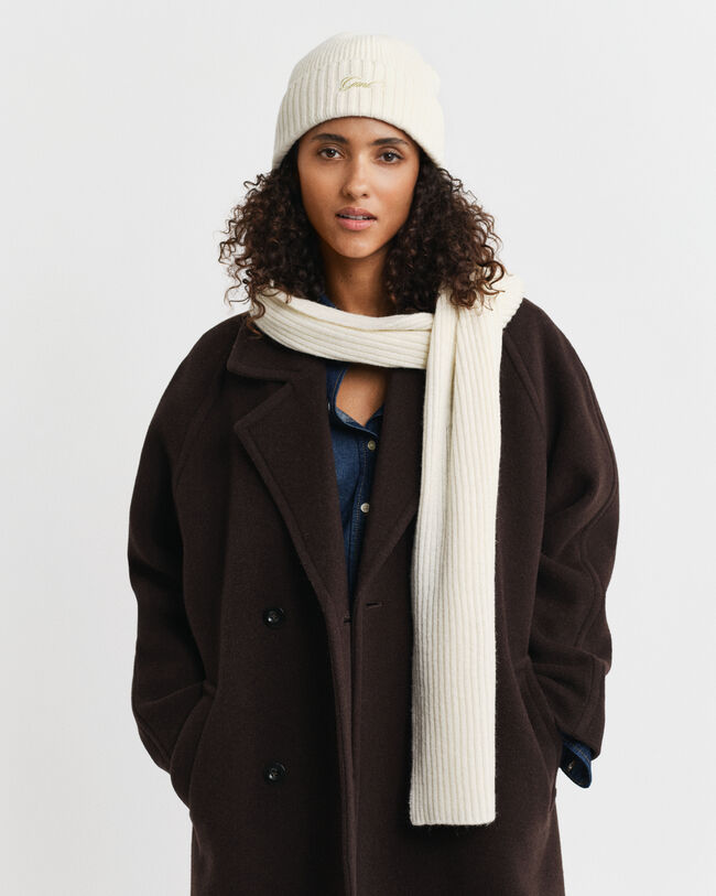 Gavesæt med beanie og halstørklæde med skrift