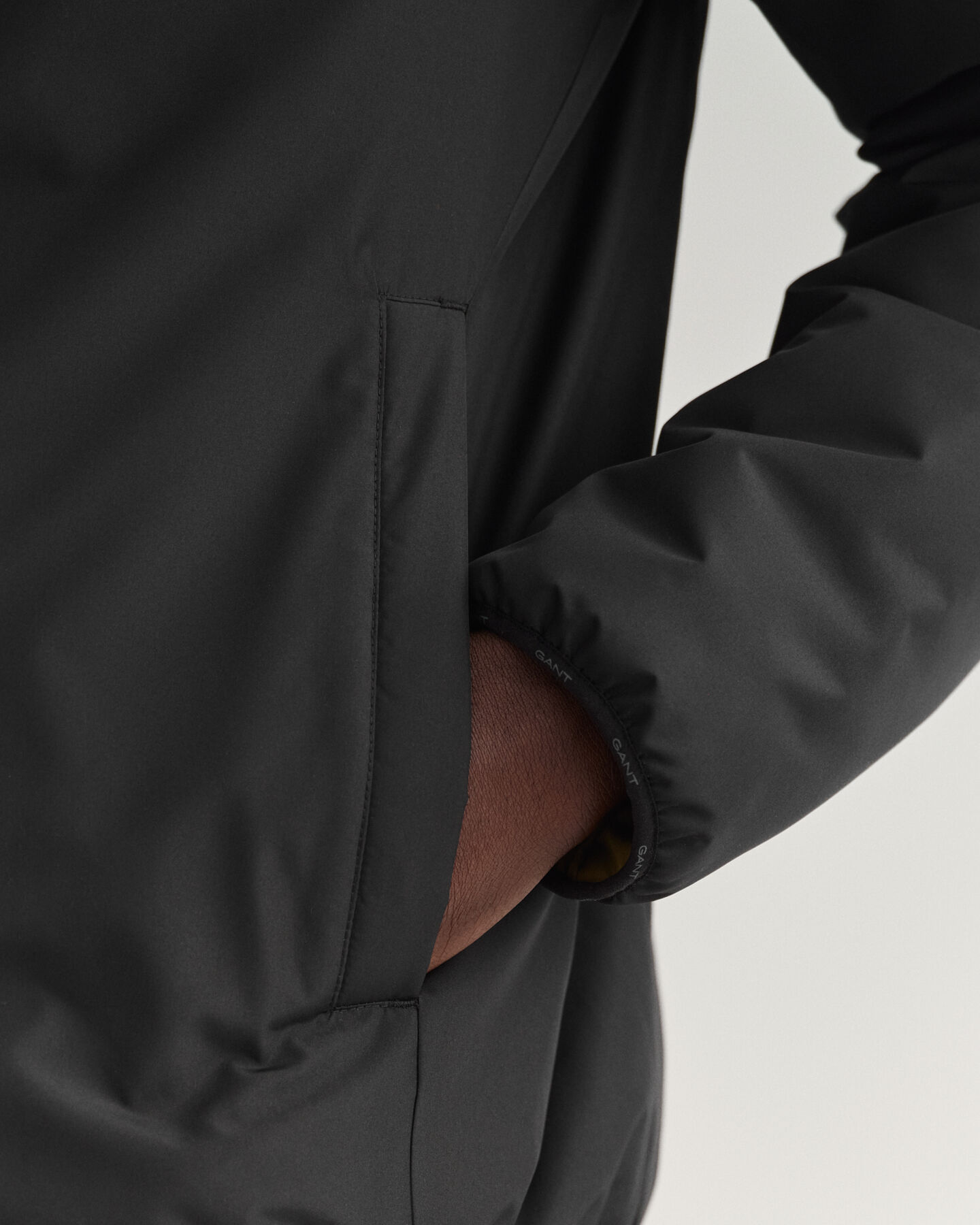 Vendbar jakke med h&aelig;tte