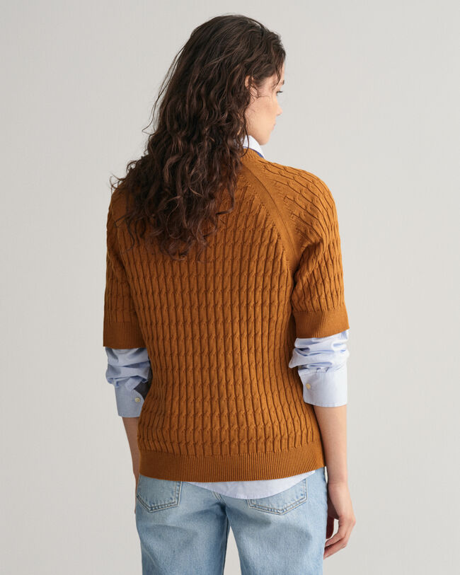 Kabelstrikket sweater med mellemlange &aelig;rmer