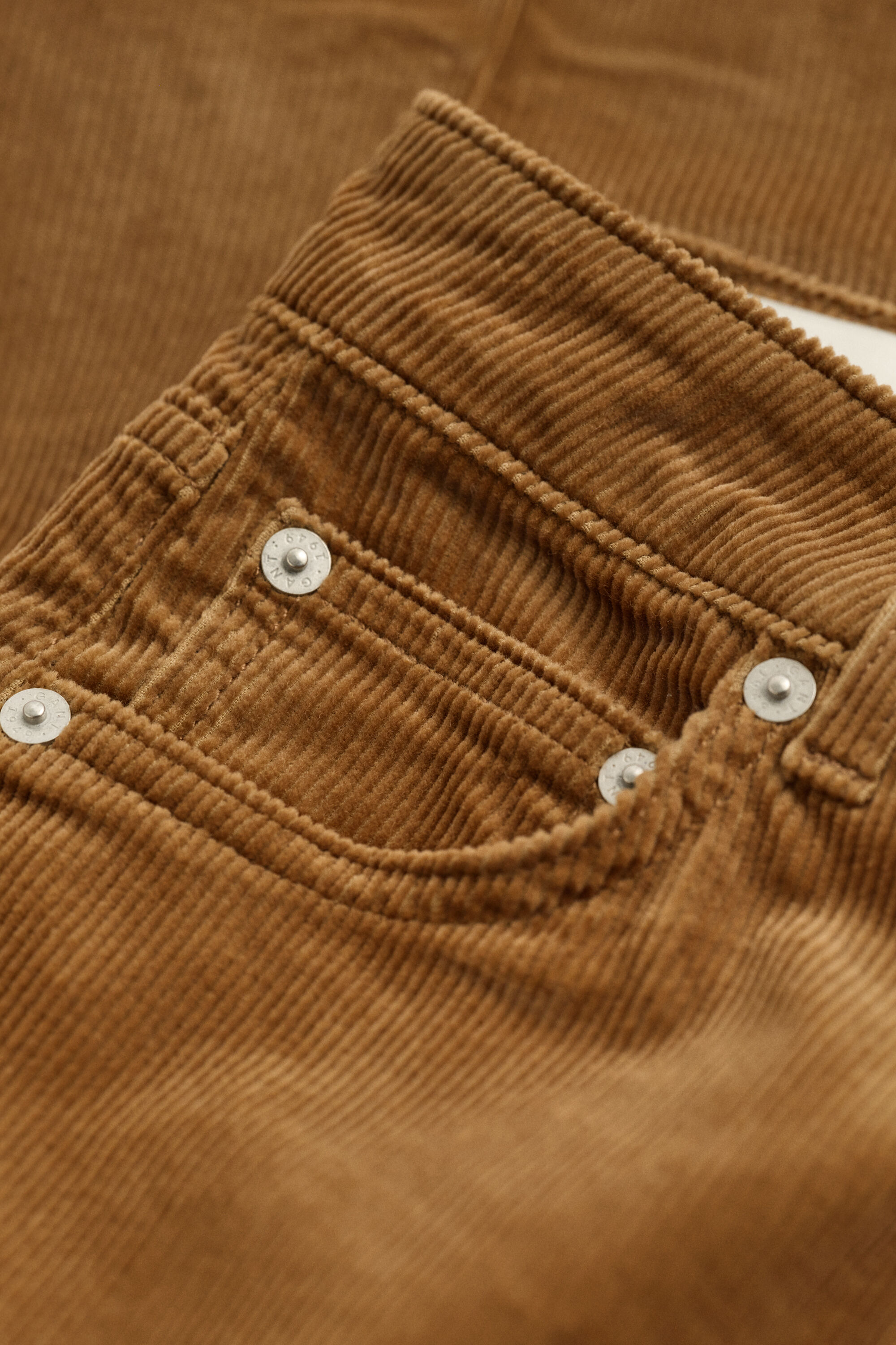 Jeans i jernbanefløjl med svaj