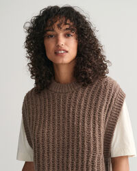 Ribstrikket vest af uld