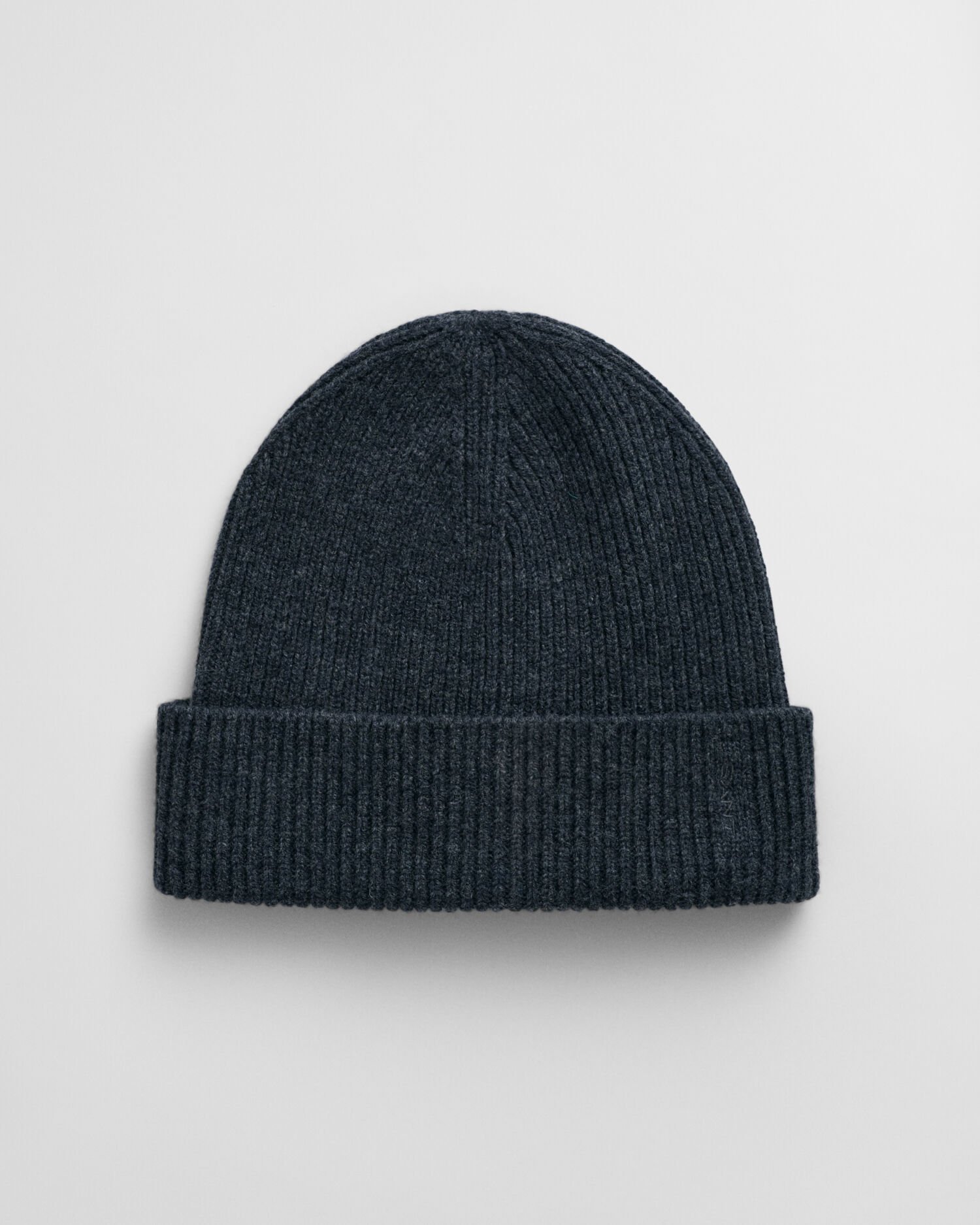 Ribstrikket beanie af uld