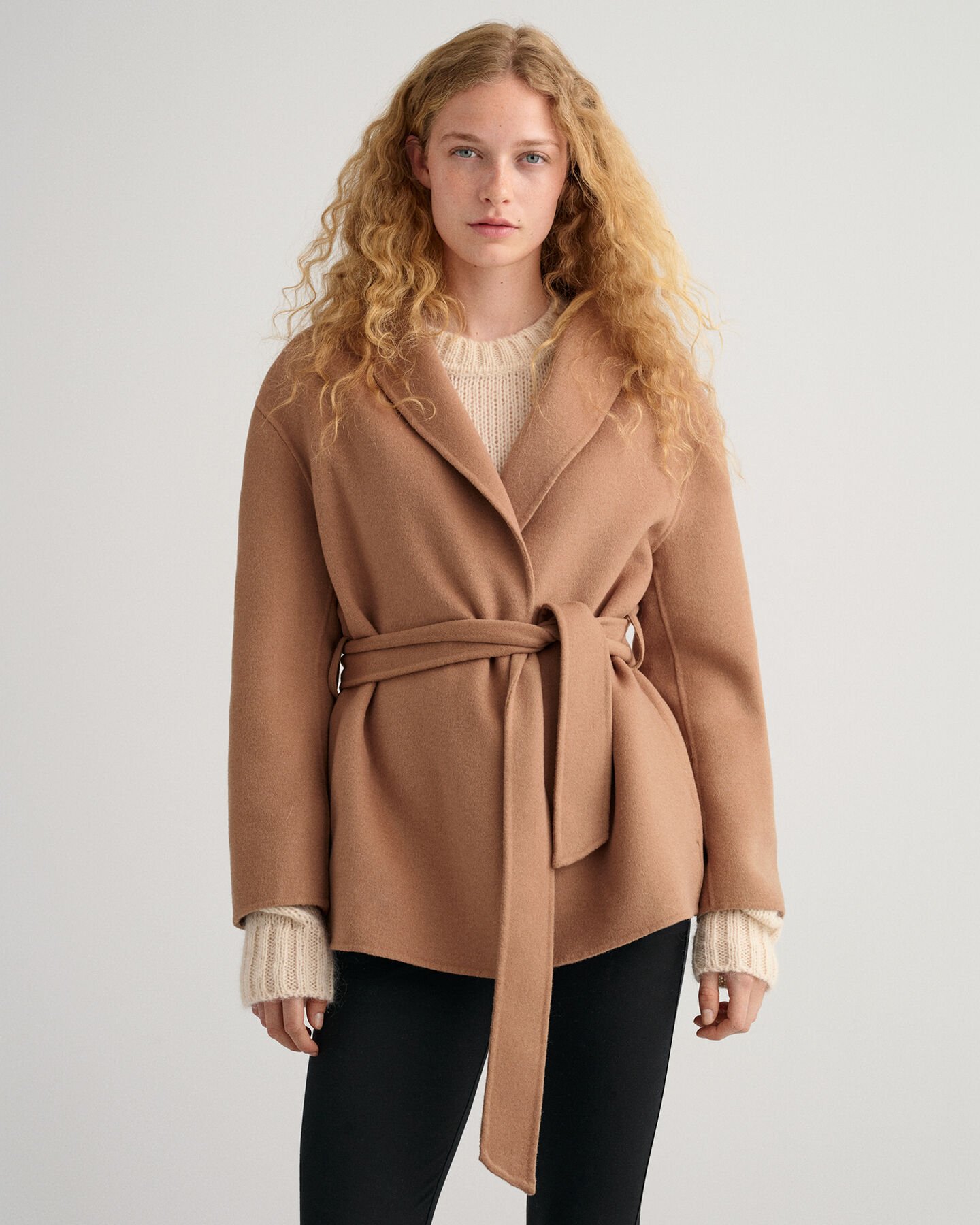 Håndsyet blazer med bælte