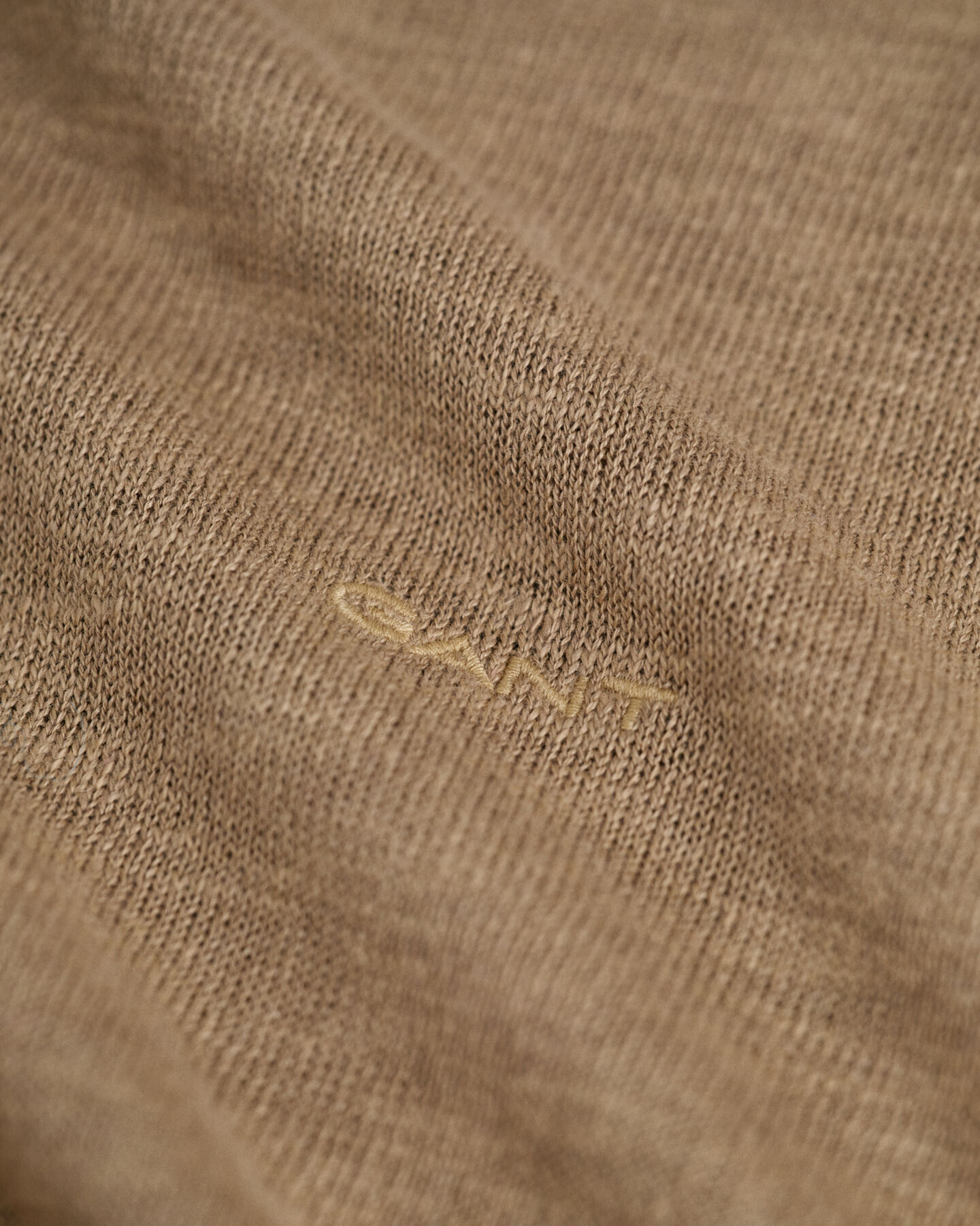 Strikket T-shirt af bomuld og h&oslash;r