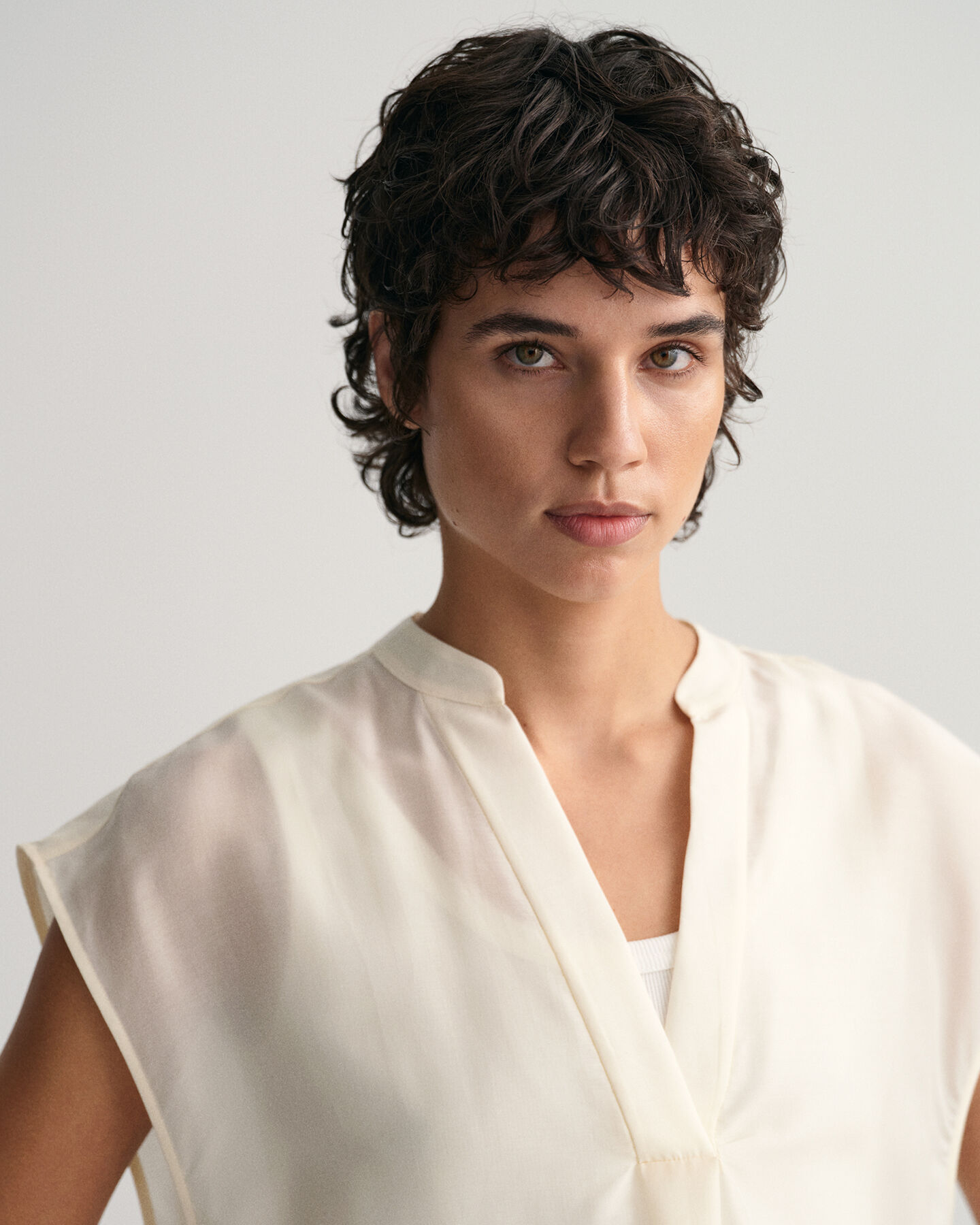 Ærmeløs bluse med stående krave