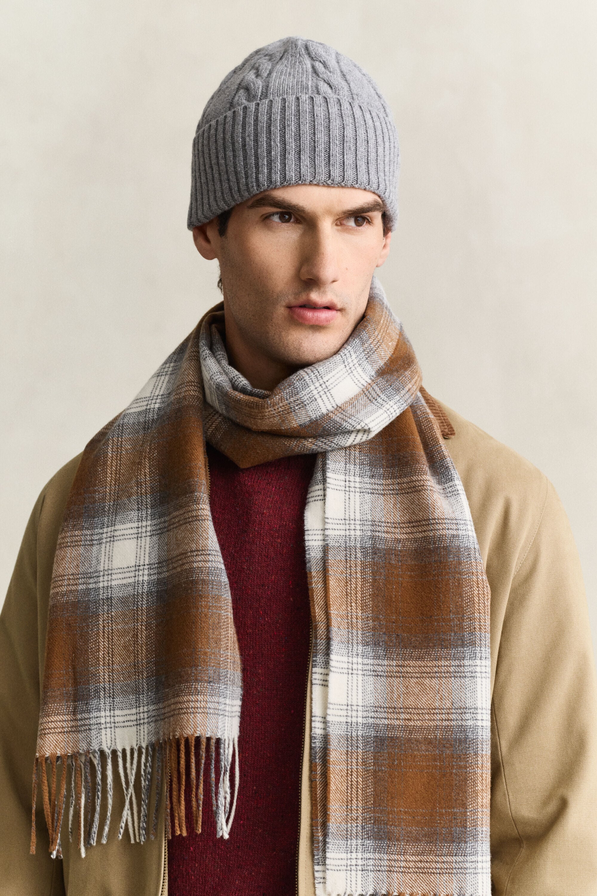 Kabelstrikket beanie i lammeuld