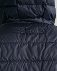 Let dunjakke med hætte