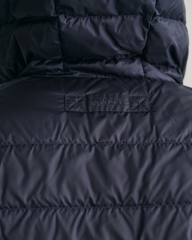 Let dunjakke med hætte