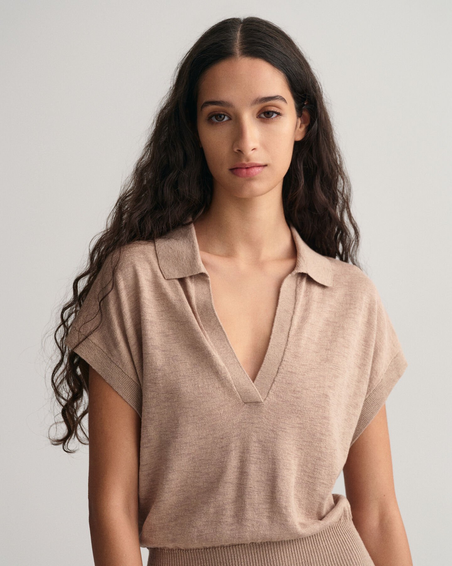 Kjole af hørblanding med krave