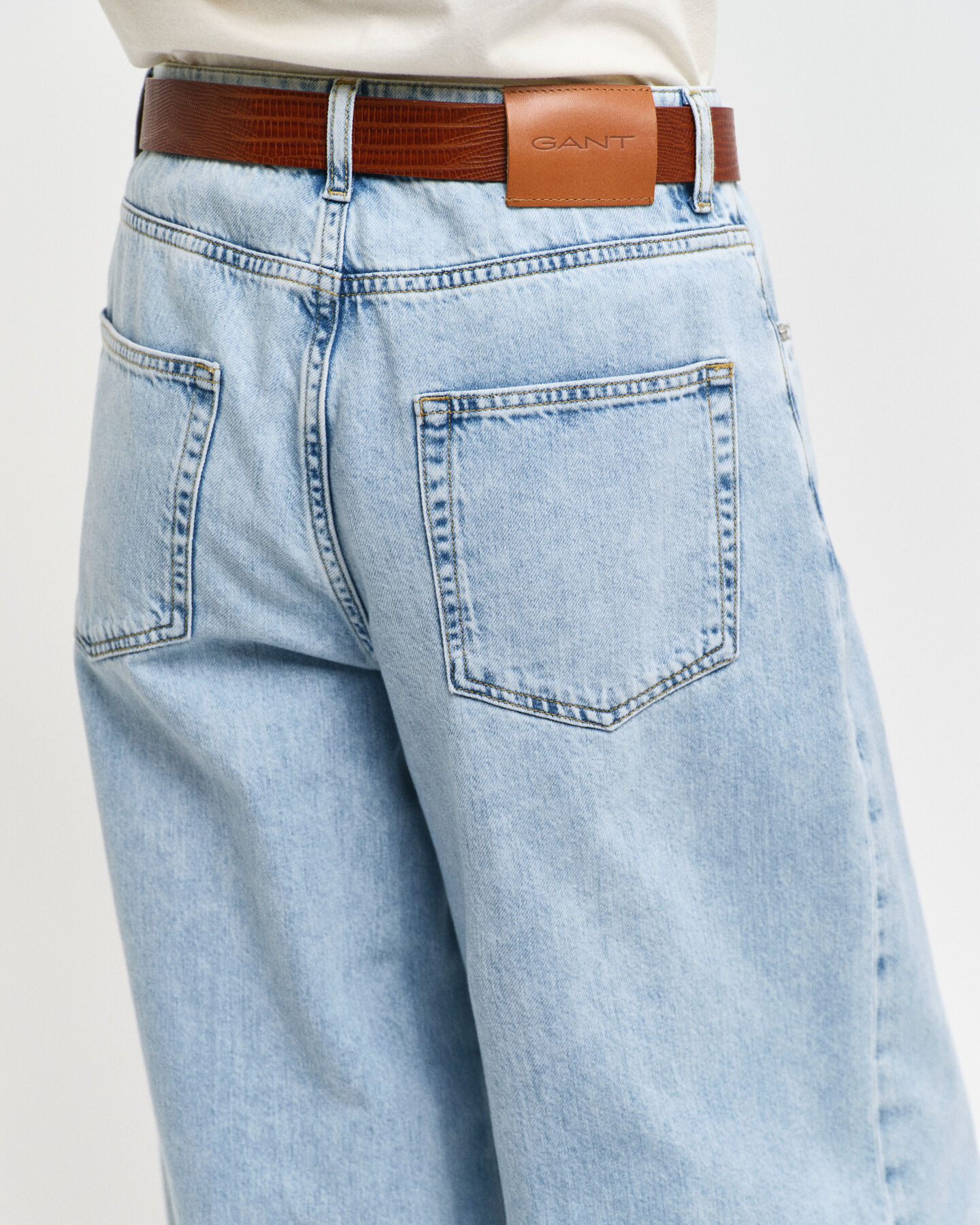 Jeans med pressefolder og brede ben