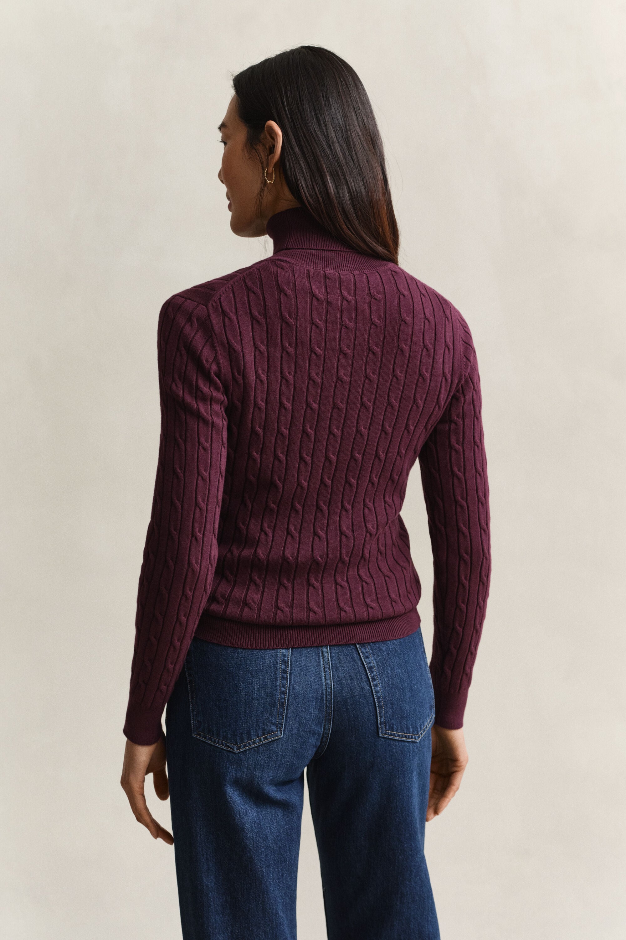 Kabelstrikket sweater af strækbomuld med rullekrave