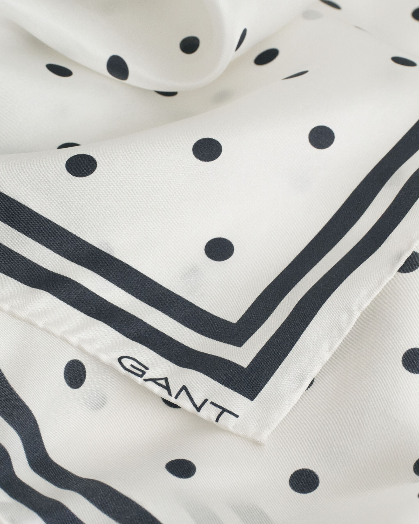 Silketørklæde med prikket tryk