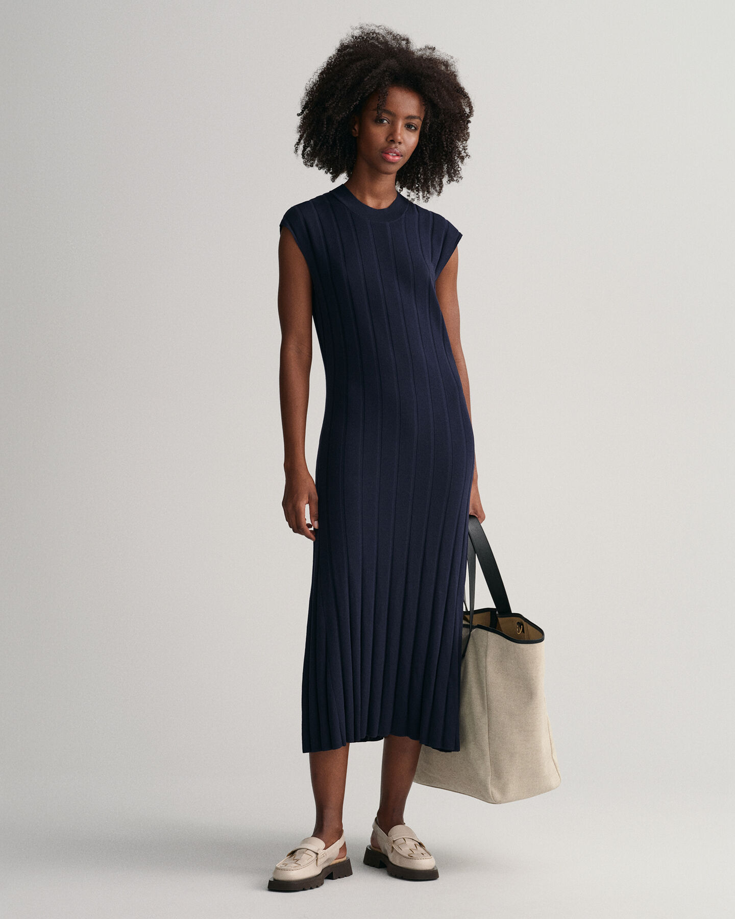 Ribstrikket &aelig;rmel&oslash;s kjole med crewneck